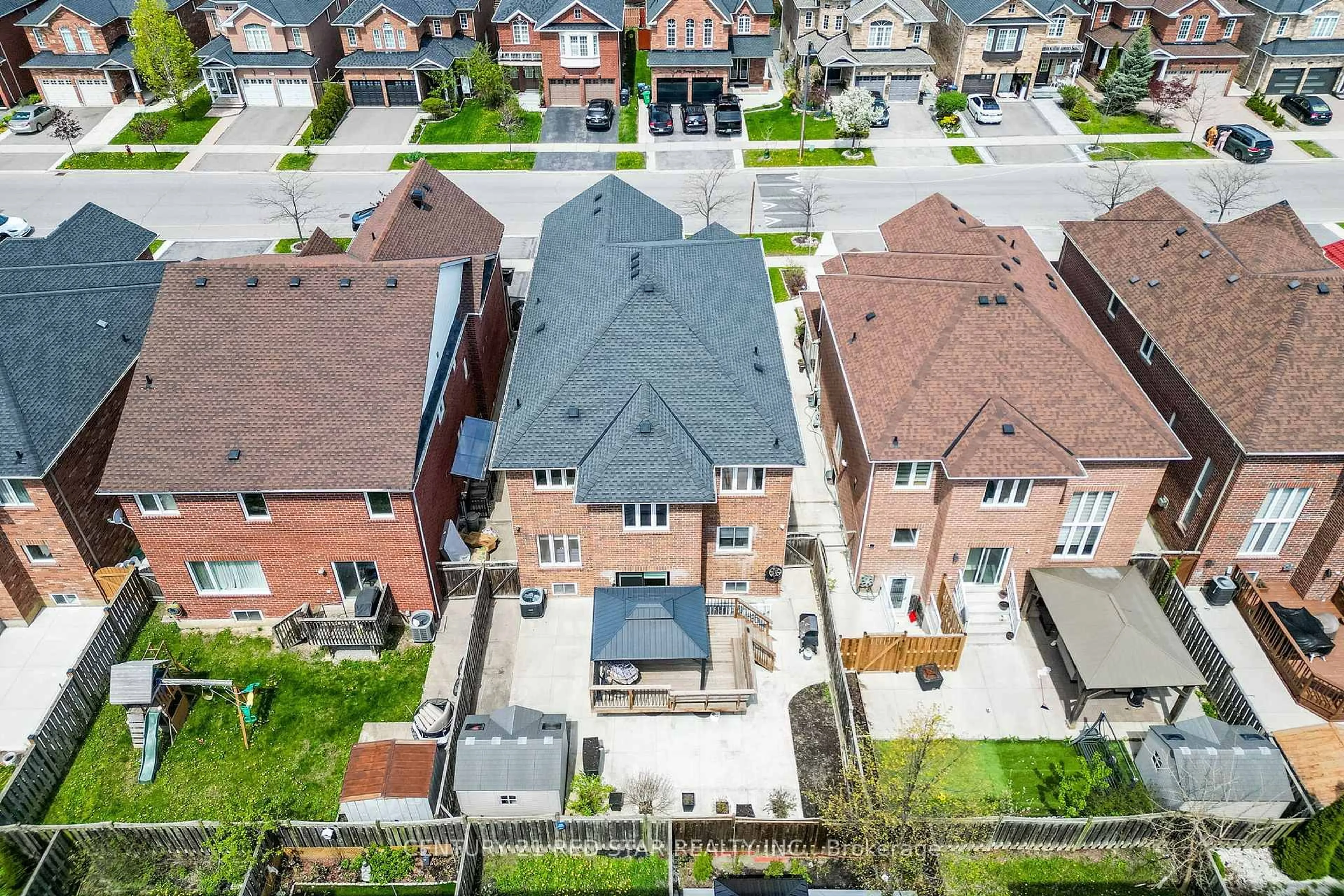 A pic from outside/outdoor area/front of a property/back of a property/a pic from drone, street for 396 Derrydale Dr, Mississauga Ontario L5W 0E1