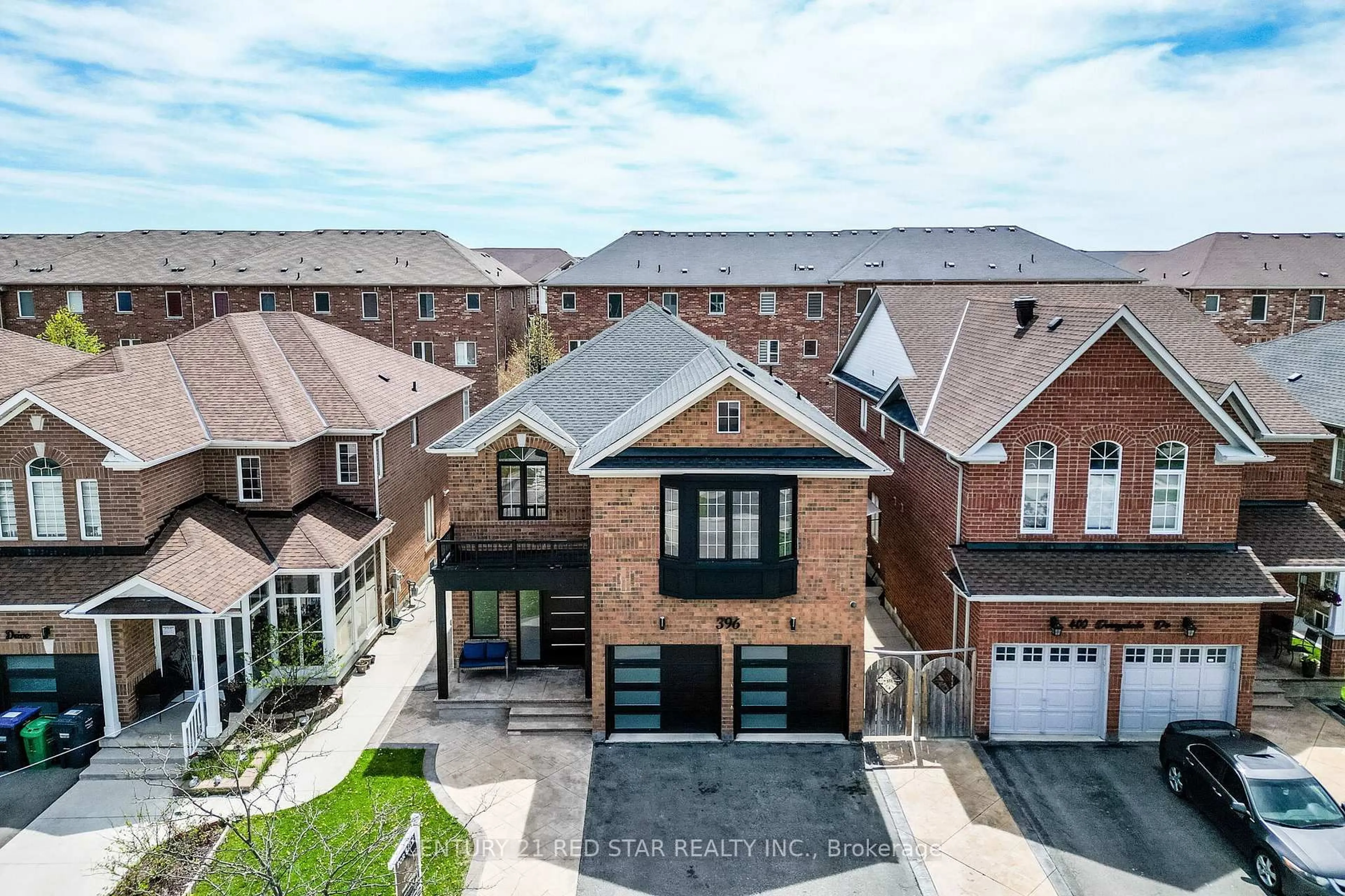 A pic from outside/outdoor area/front of a property/back of a property/a pic from drone, street for 396 Derrydale Dr, Mississauga Ontario L5W 0E1