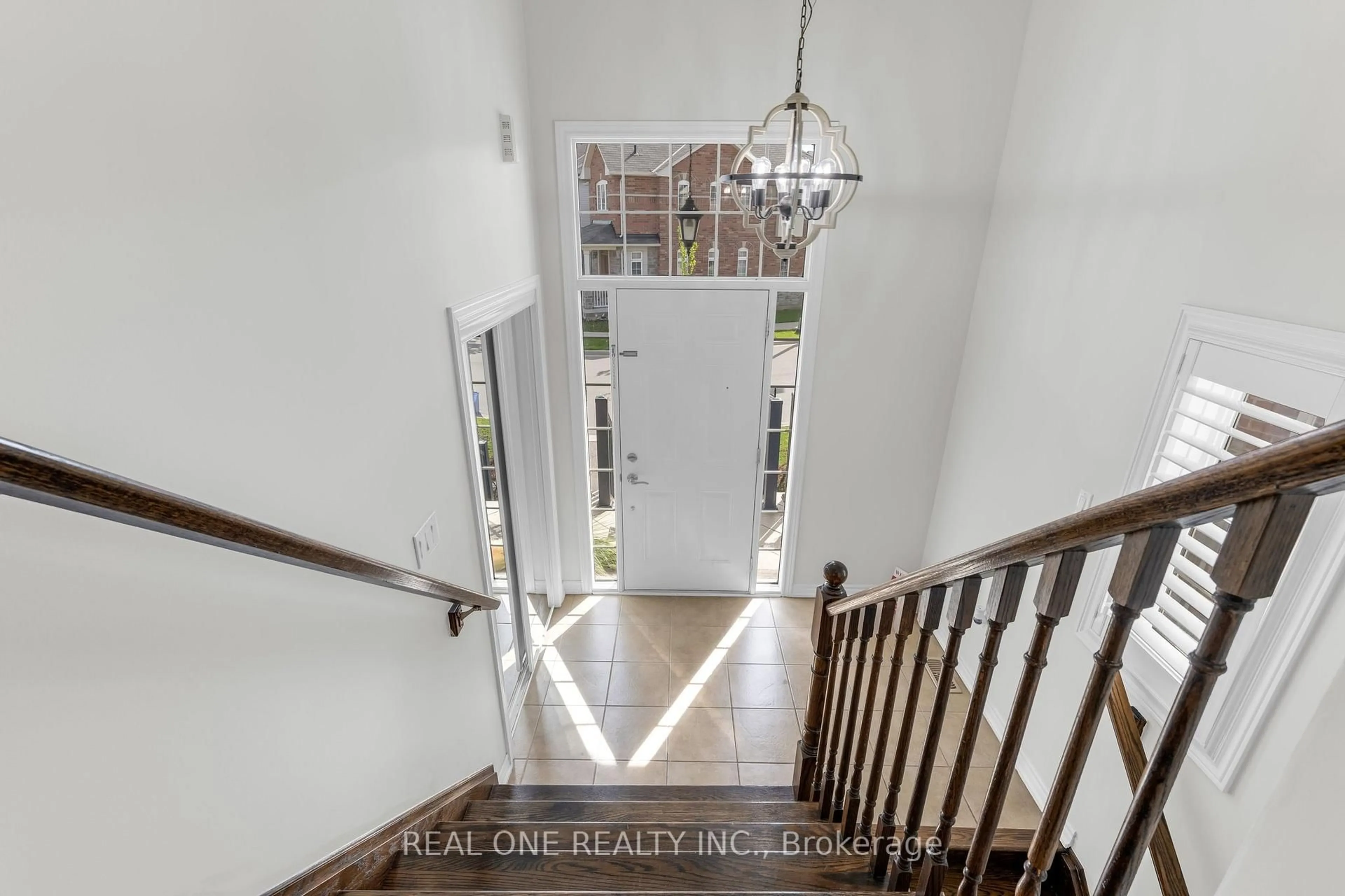Indoor entryway for 556 Sanderson Cres, Milton Ontario L9T 8L9