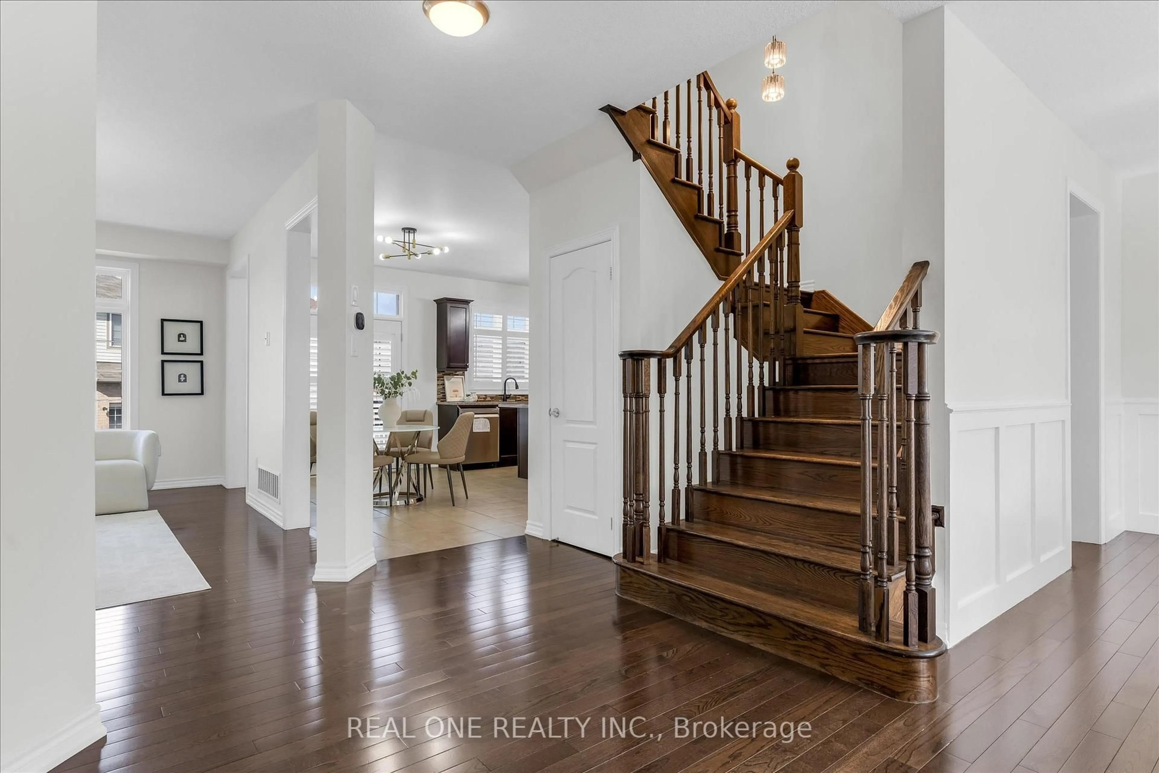 Indoor entryway for 556 Sanderson Cres, Milton Ontario L9T 8L9