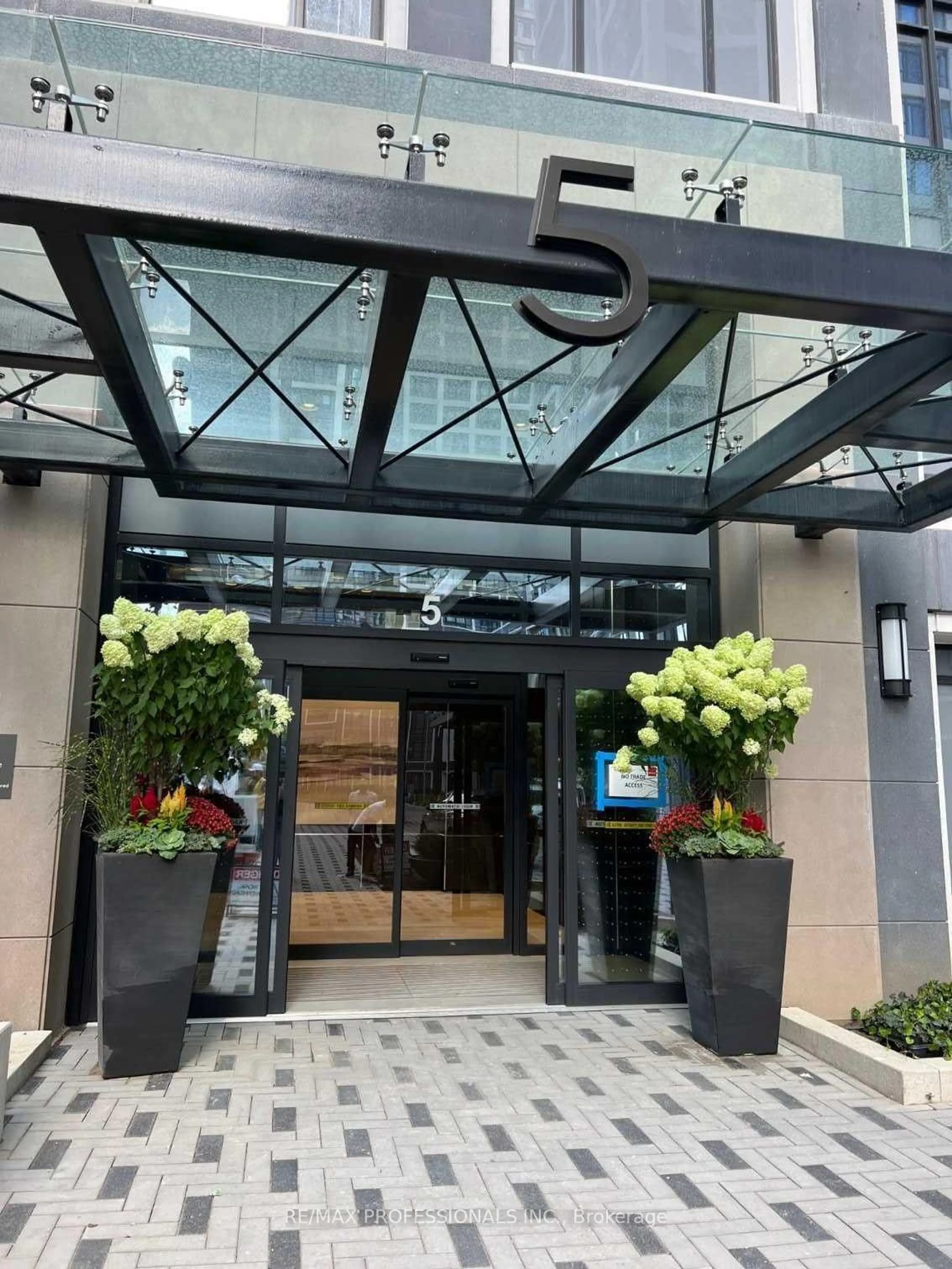 Indoor foyer for 5 Mabelle Ave #1527, Toronto Ontario M9A 4Y1