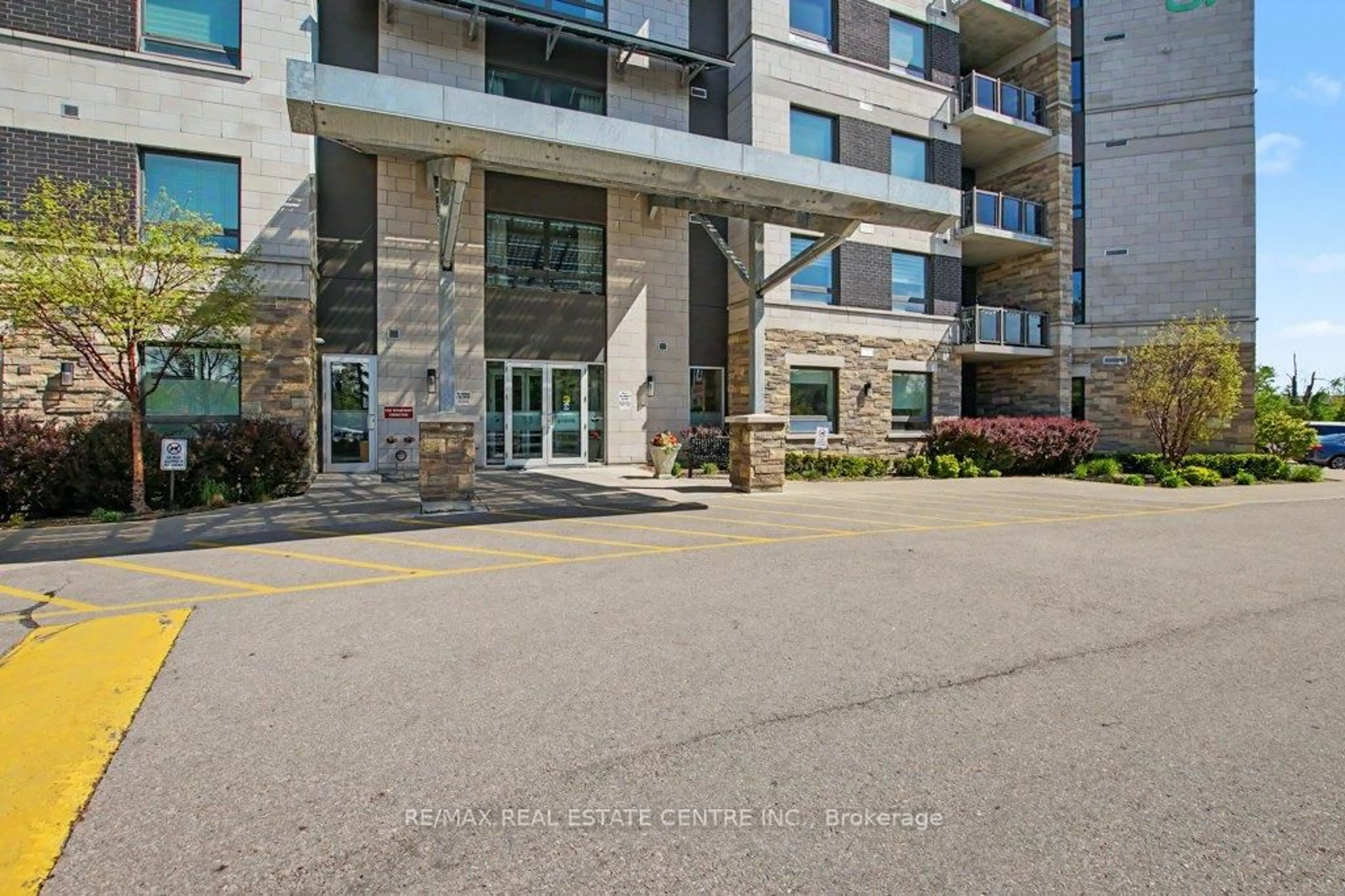 Indoor foyer for 33 Whitmer St #214, Milton Ontario L9T 8P9