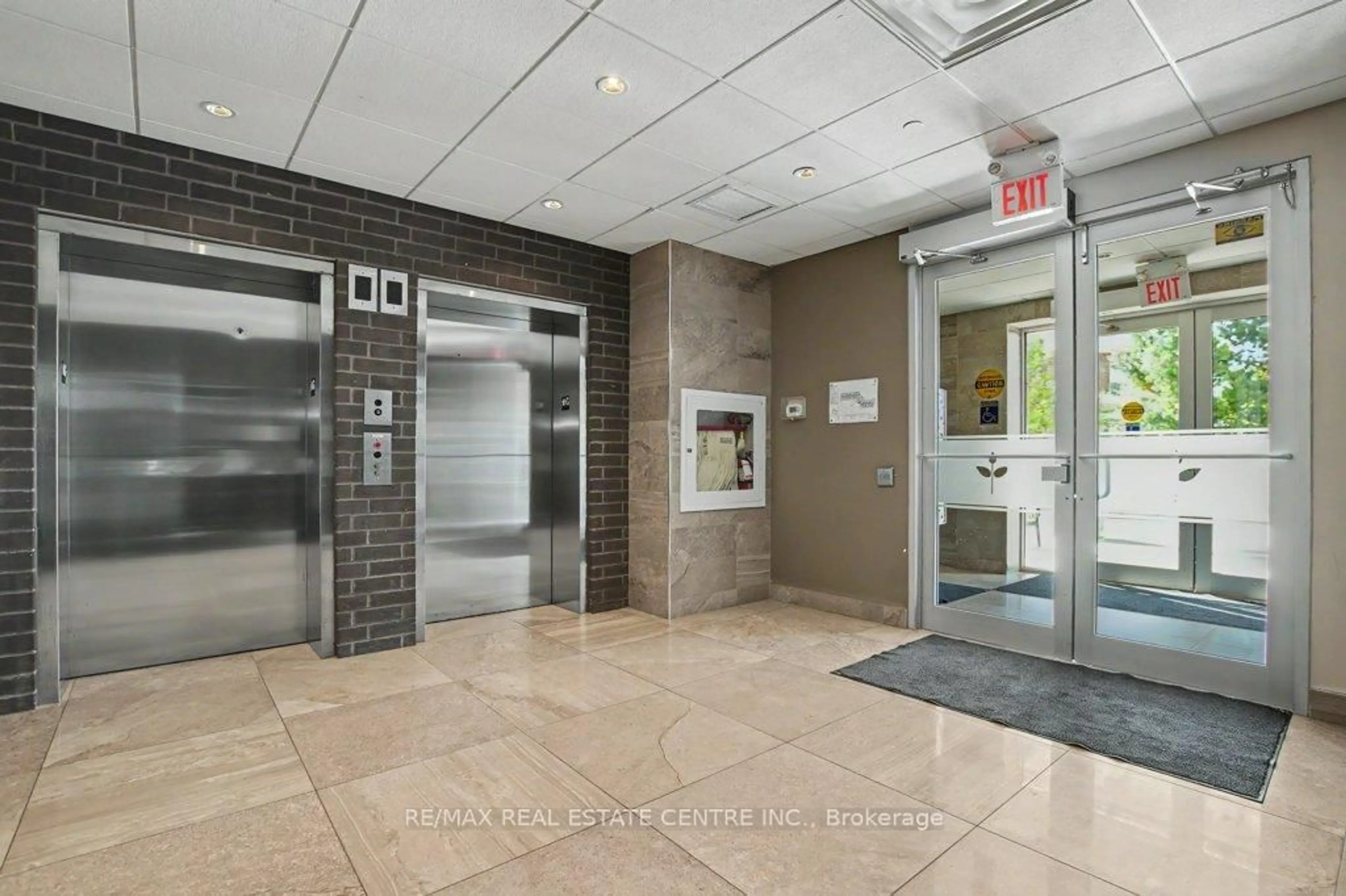 Indoor foyer for 33 Whitmer St #214, Milton Ontario L9T 8P9