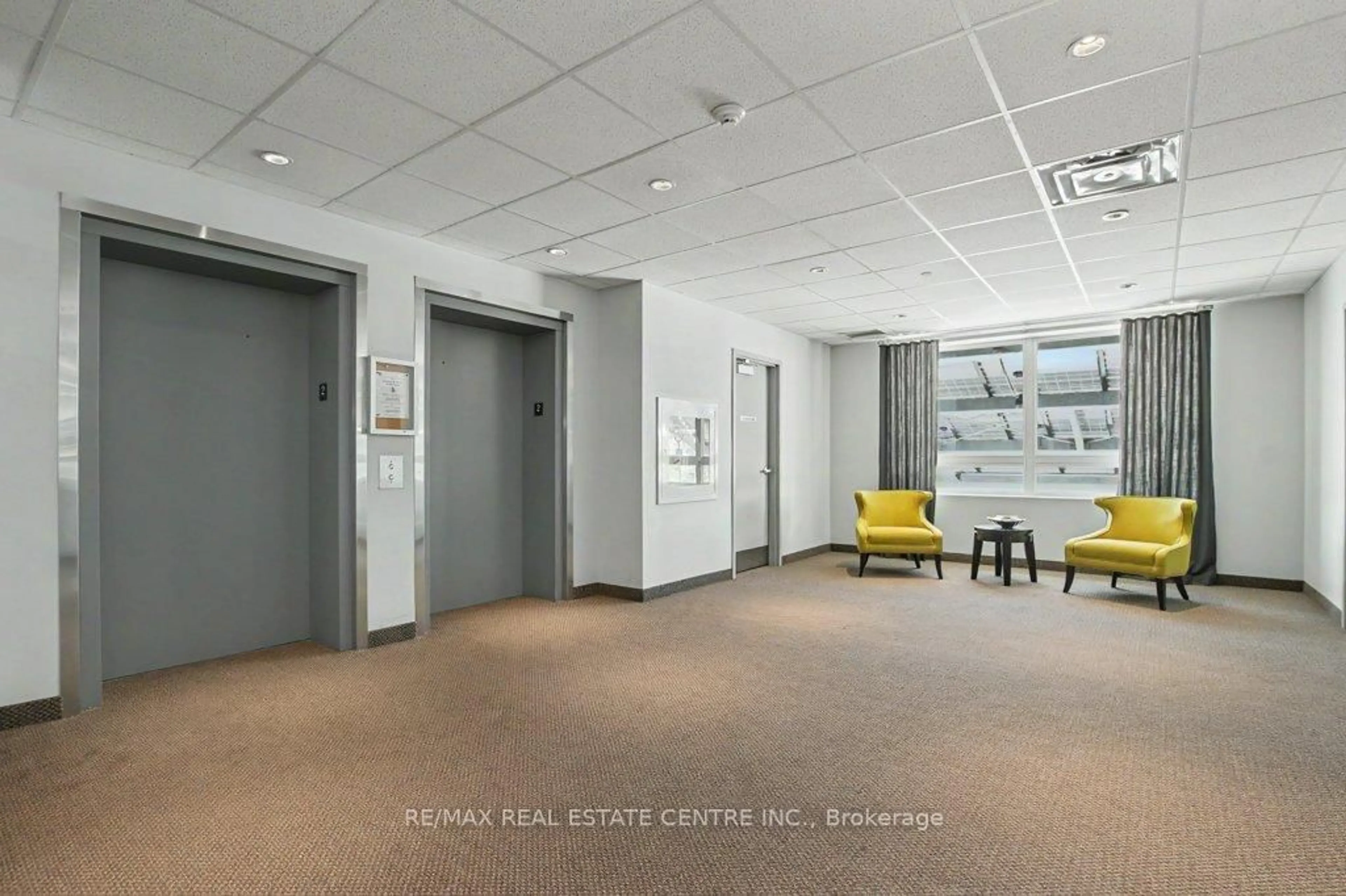Indoor foyer for 33 Whitmer St #214, Milton Ontario L9T 8P9