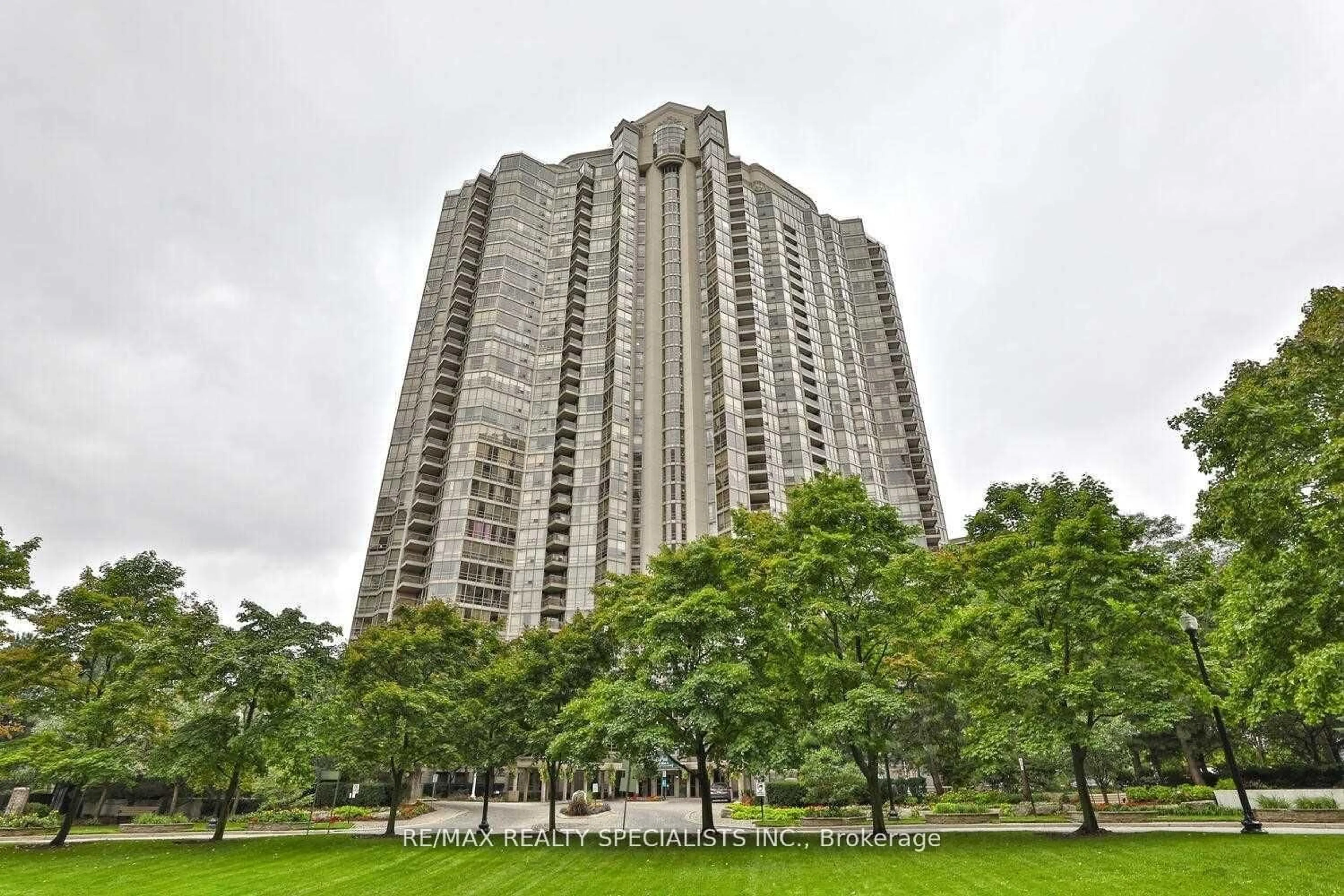 Indoor foyer for 45 Kingsbridge Garden Circ #601, Mississauga Ontario L5R 3K4