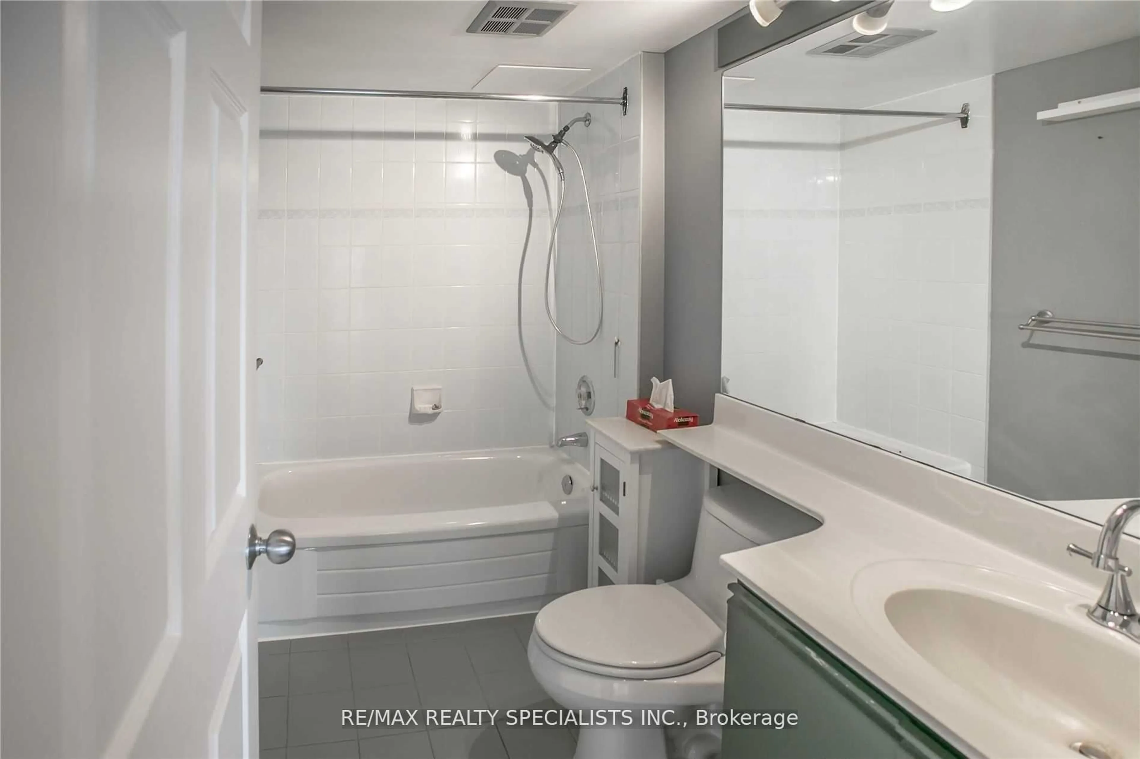 Standard bathroom, ceramic/tile floor for 45 Kingsbridge Garden Circ #601, Mississauga Ontario L5R 3K4