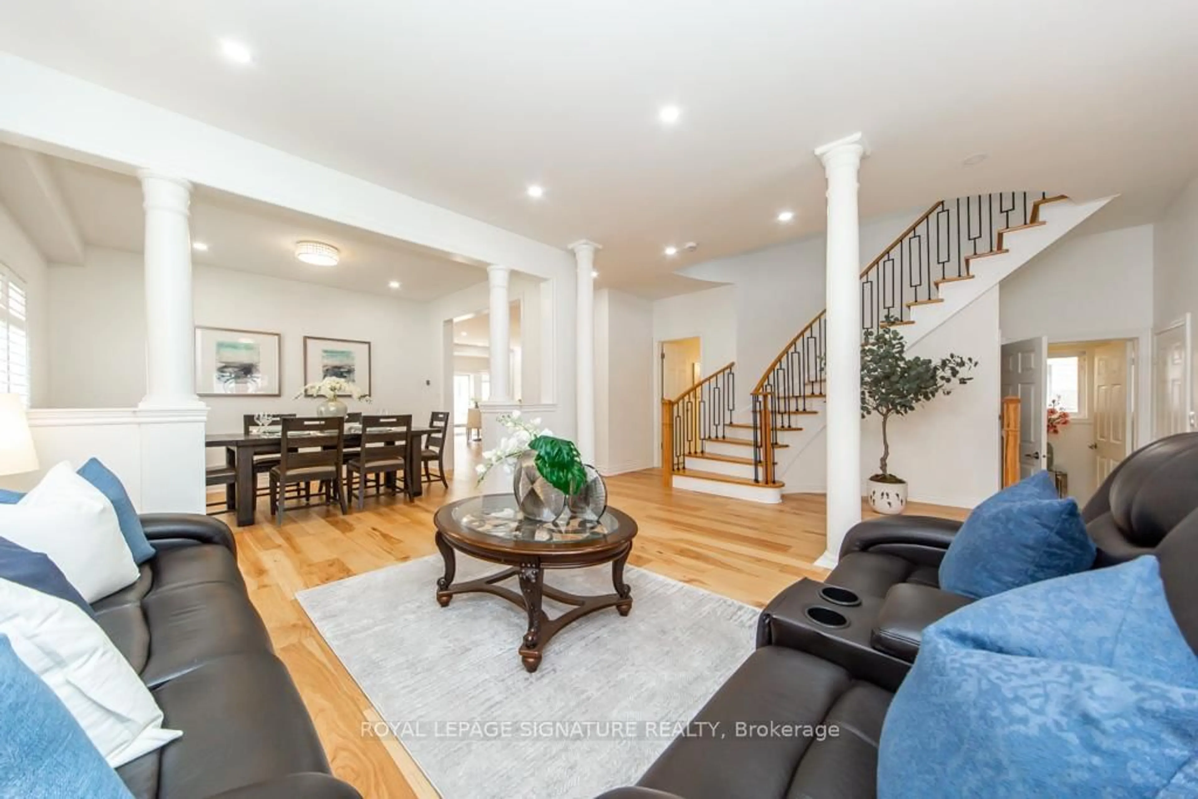 Living room with furniture, unknown for 3773 Quiet Creek Dr, Mississauga Ontario L5M 8A9