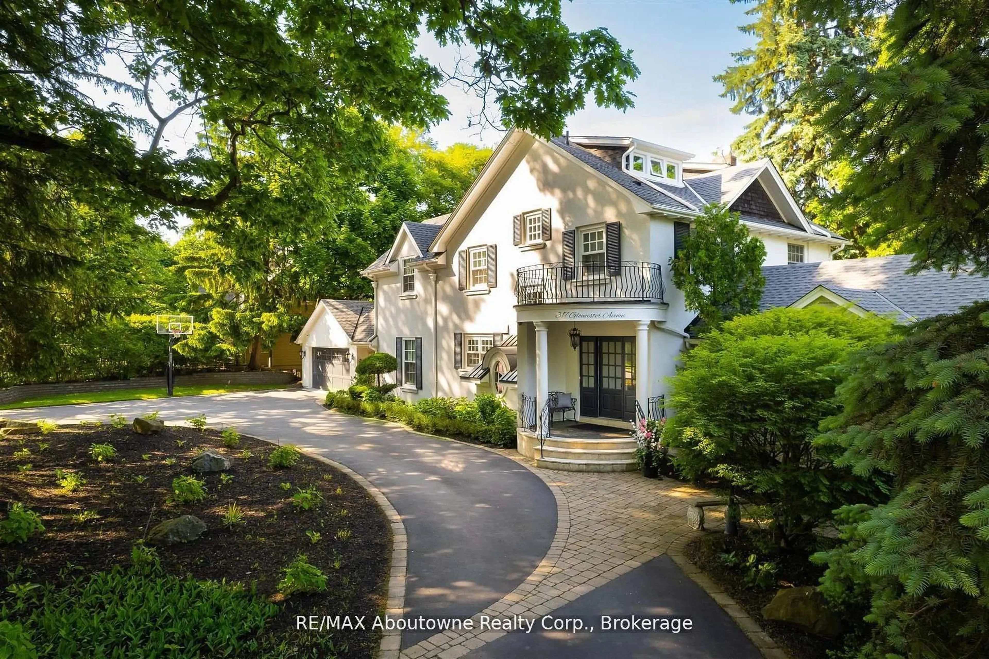 A pic from outside/outdoor area/front of a property/back of a property/a pic from drone, street for 317 Gloucester Ave, Oakville Ontario L6J 3W8