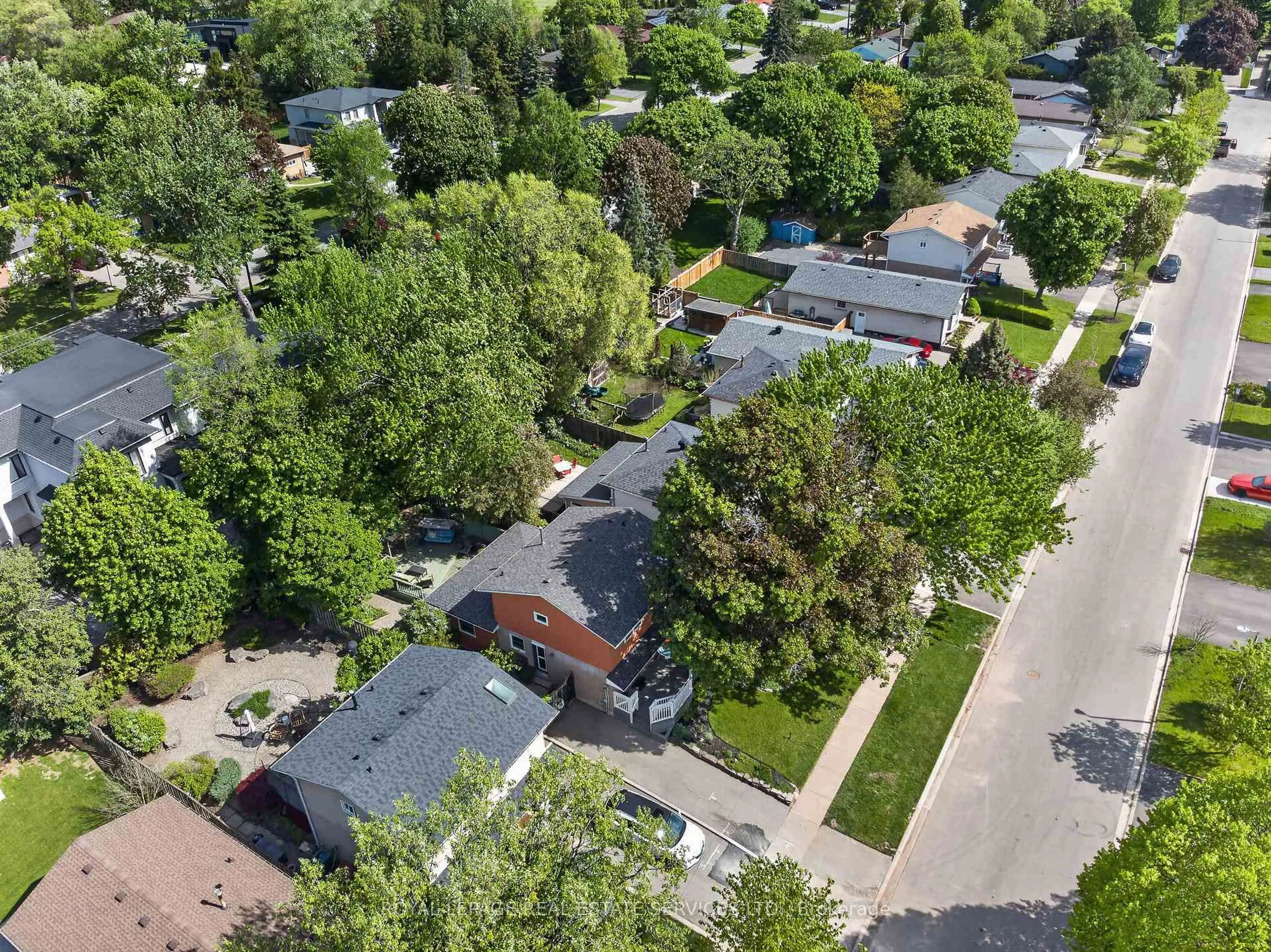 A pic from outside/outdoor area/front of a property/back of a property/a pic from drone, street for 141 Oakdale Dr, Oakville Ontario L6H 1J4
