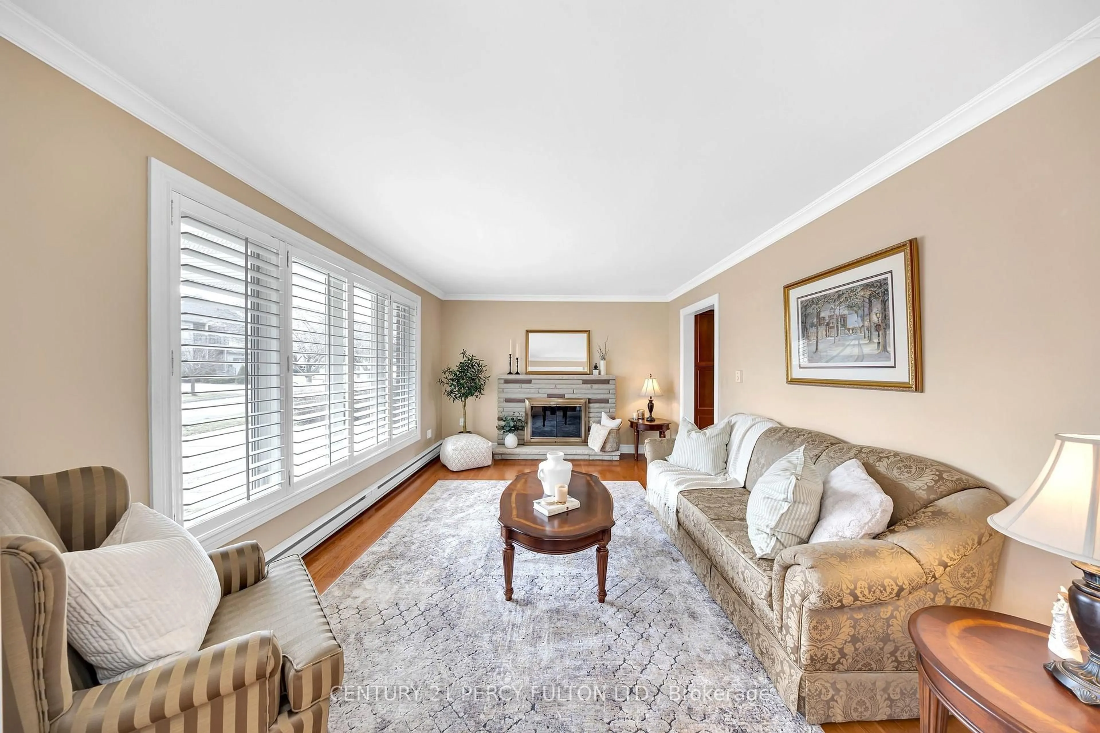 Living room with furniture, unknown for 2553 Stillmeadow Rd, Mississauga Ontario L5B 1X8
