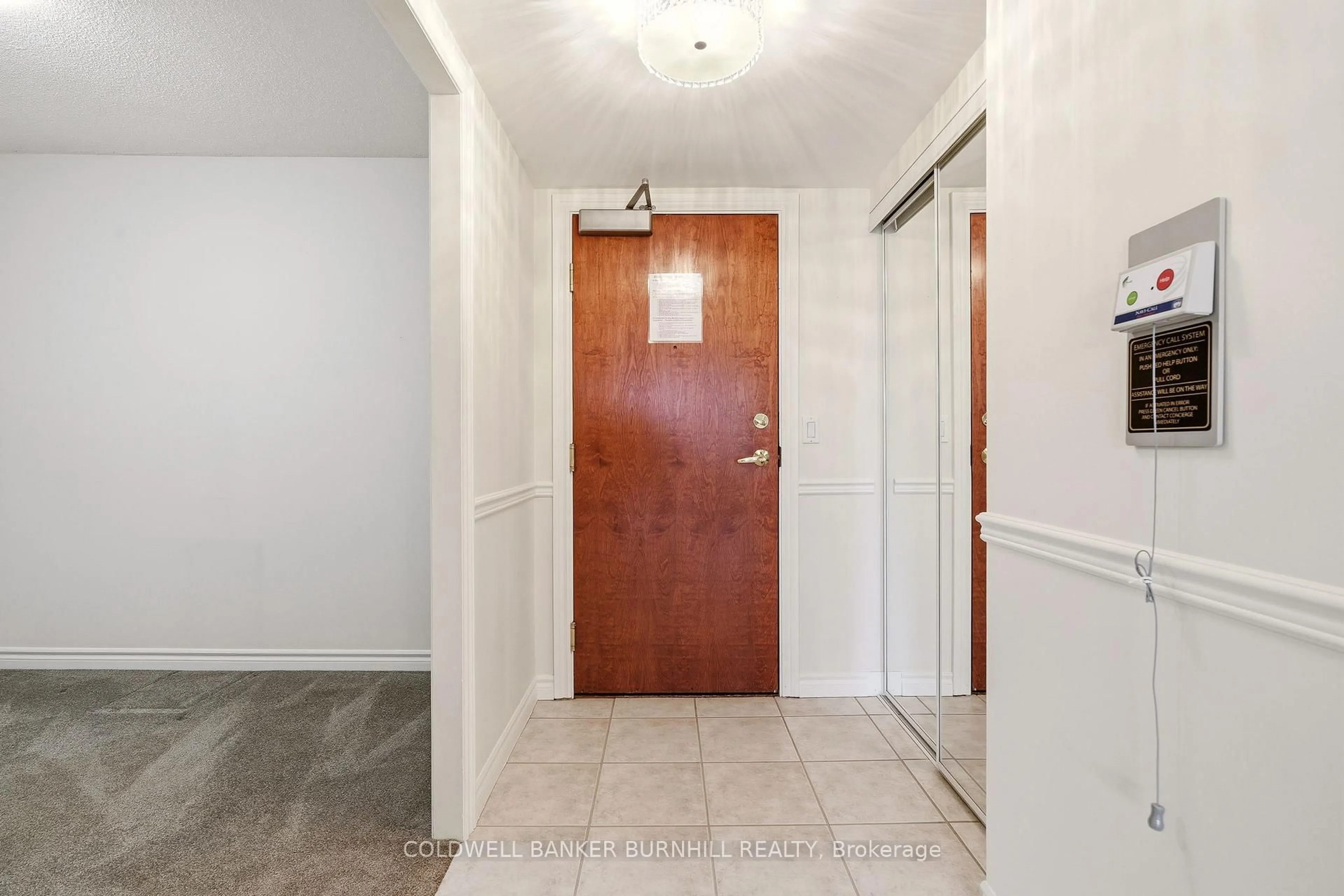 Indoor foyer for 100 BURLOAK Dr #1415, Burlington Ontario L7L 6P6
