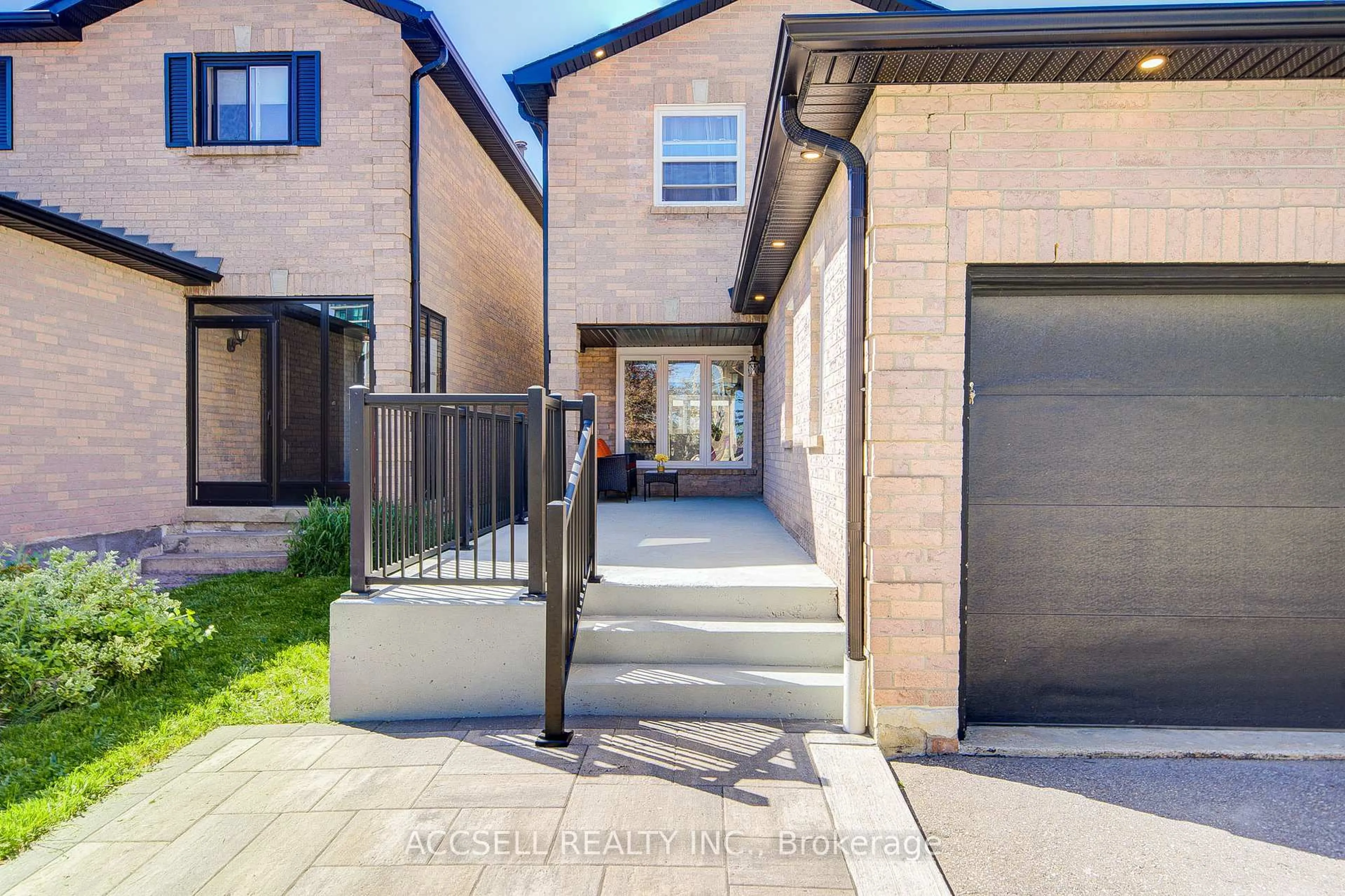 Unknown for 527 Wallenberg Cres, Mississauga Ontario L5B 3L8