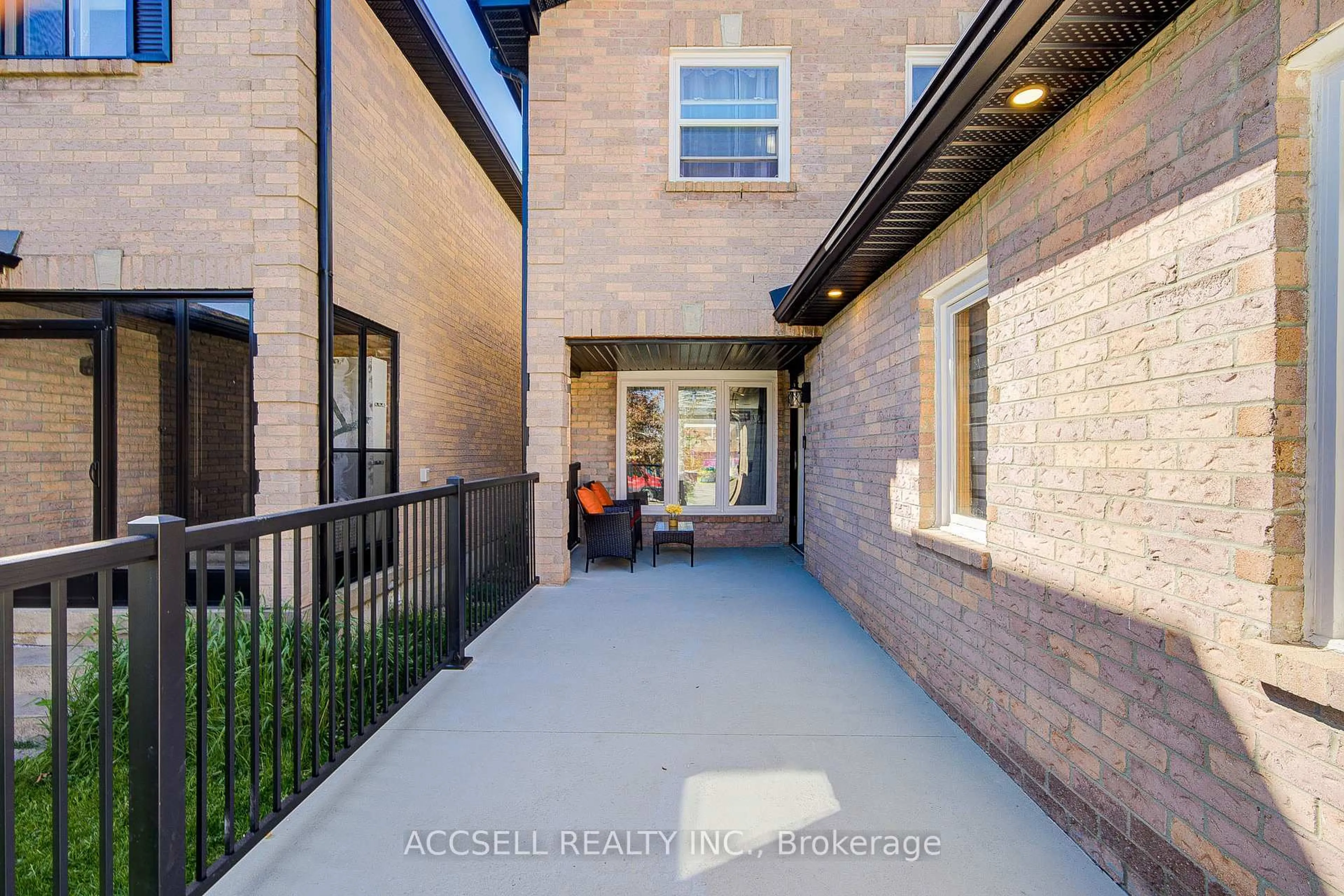 Patio, street for 527 Wallenberg Cres, Mississauga Ontario L5B 3L8