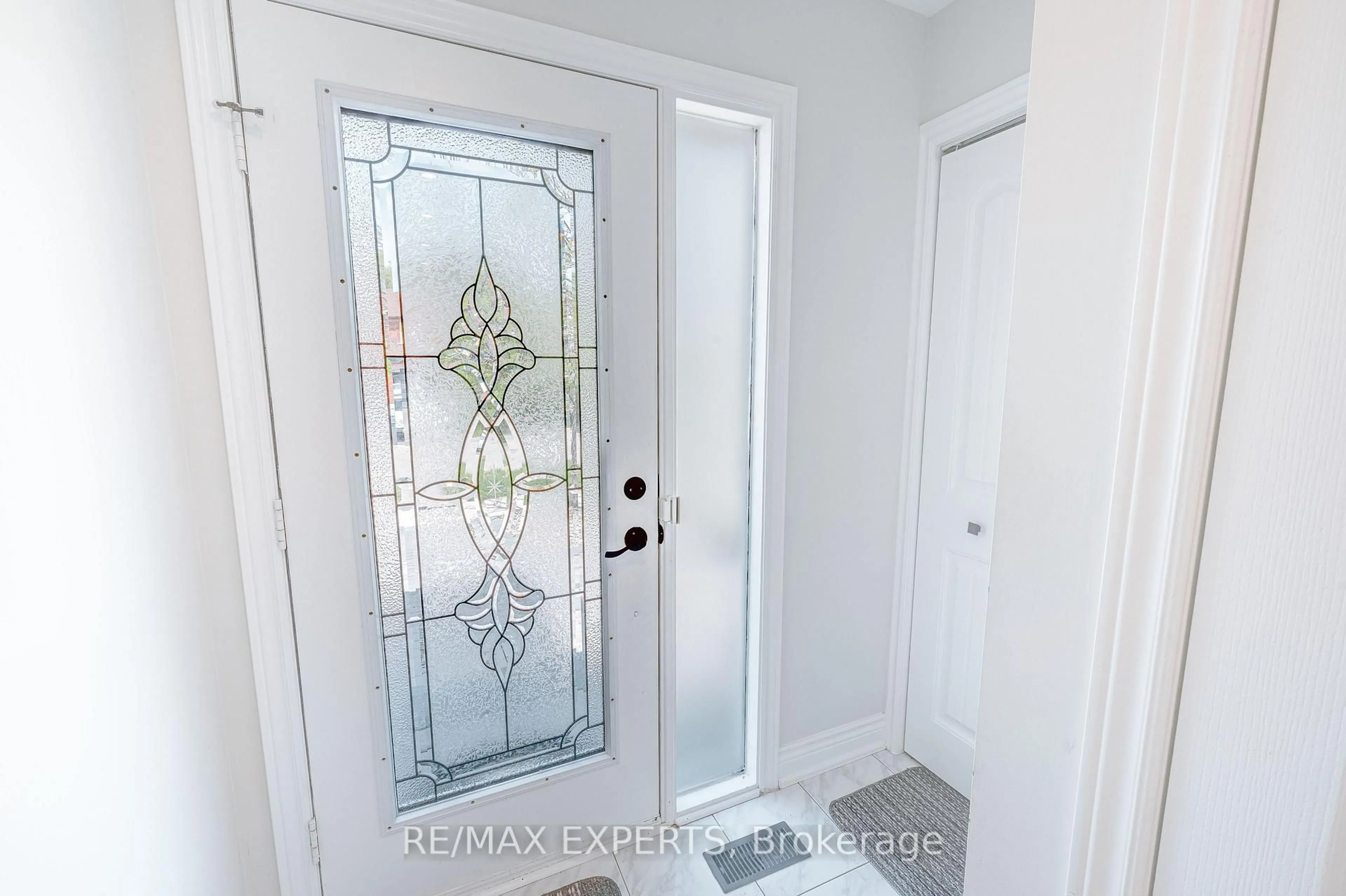 Indoor entryway for 30 Rolling Hills Lane, Caledon Ontario L7E 1T9