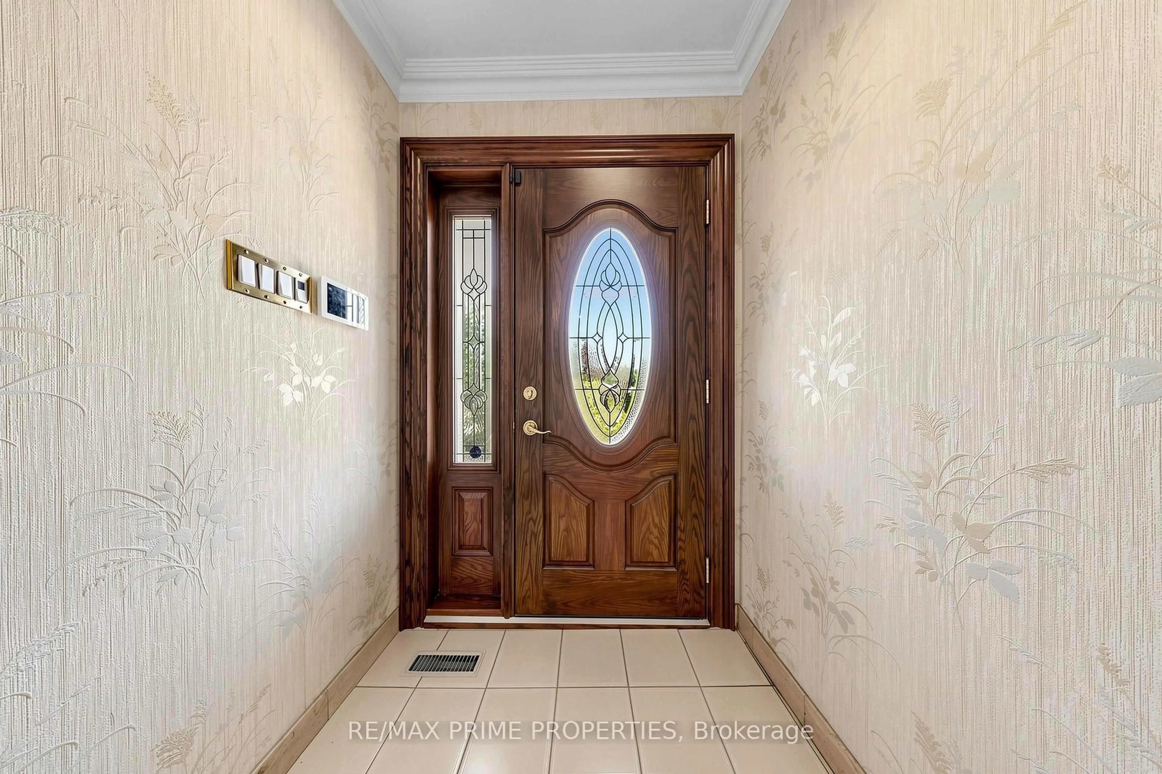 Indoor entryway for 3554 Ponytrail Dr, Mississauga Ontario L4X 1W2
