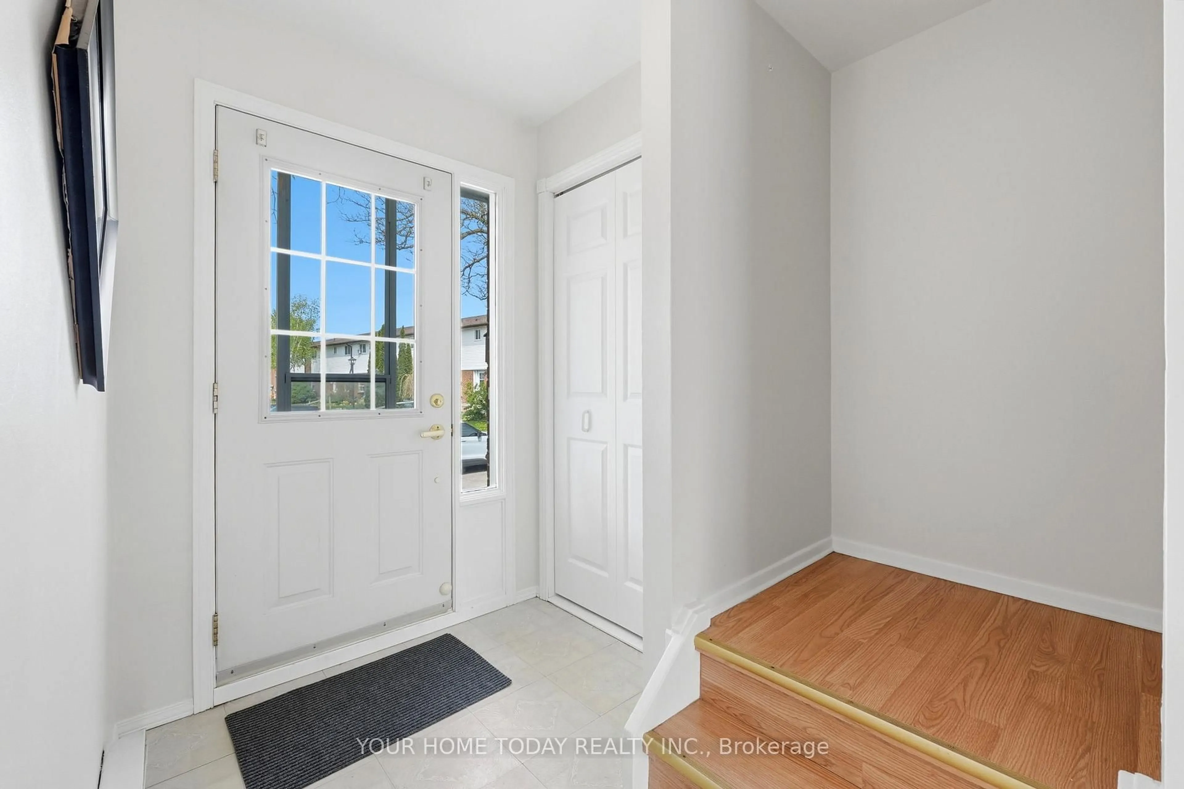 Indoor entryway for 116 Kingham Rd, Halton Hills Ontario L7J 1S4