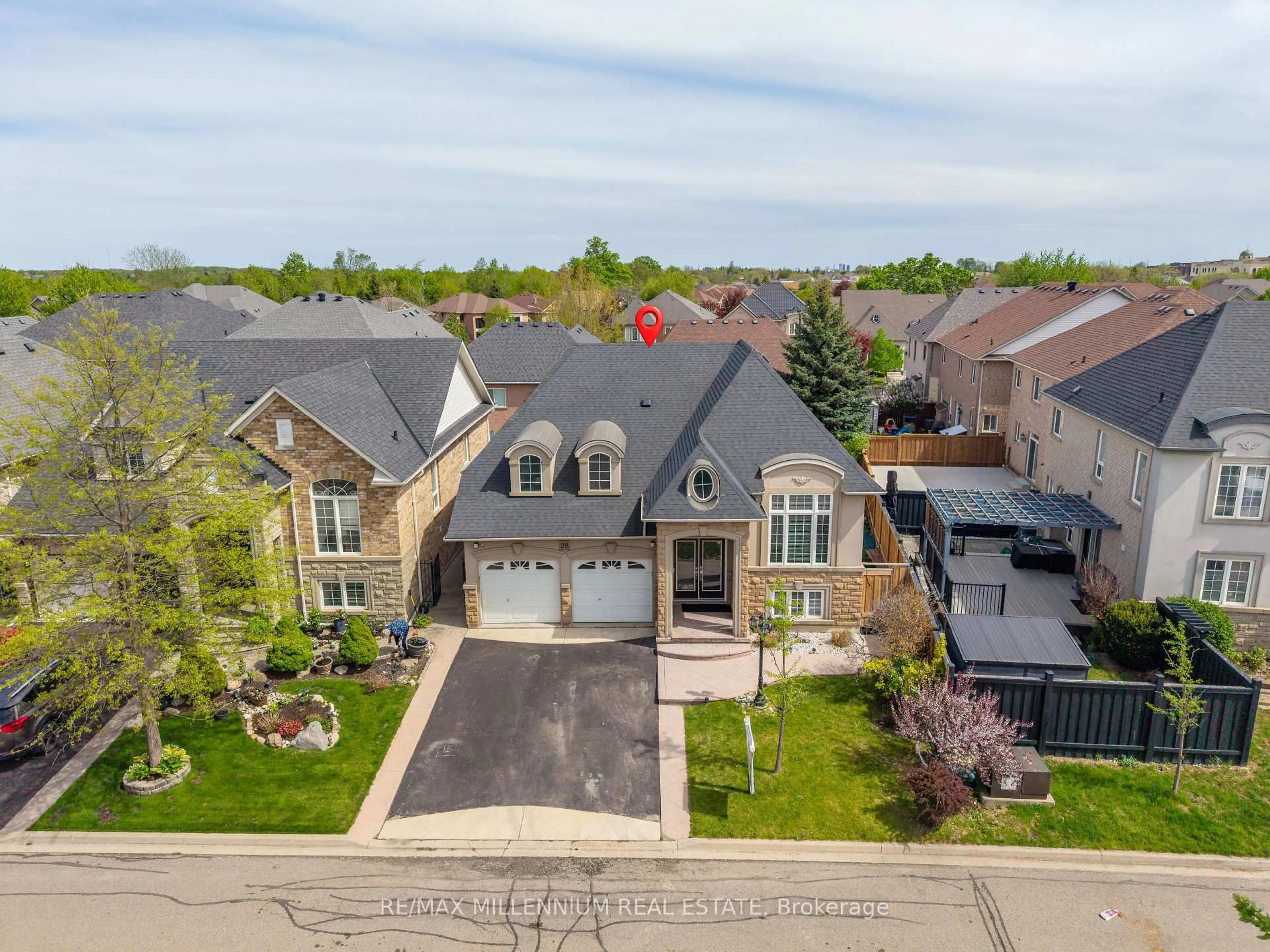A pic from outside/outdoor area/front of a property/back of a property/a pic from drone, street for 28 Donherb Cres, Caledon Ontario L7C 1E4