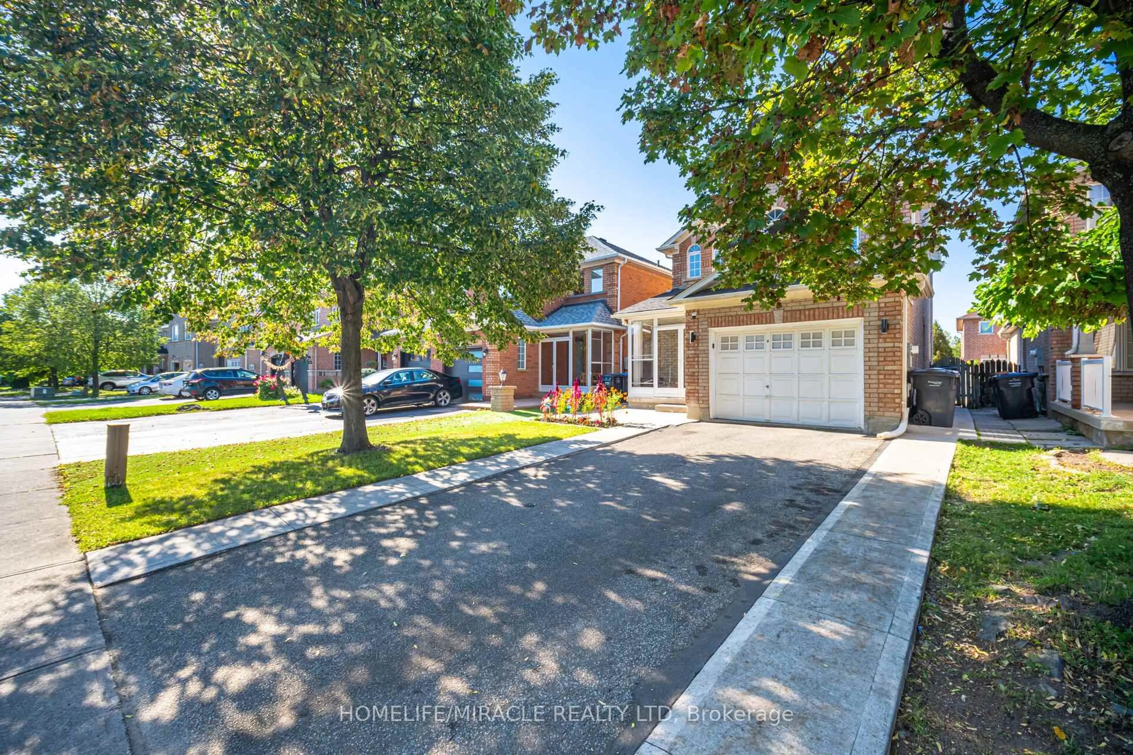 A pic from outside/outdoor area/front of a property/back of a property/a pic from drone, street for 8 Twin Pines Cres, Brampton Ontario L7A 1M5