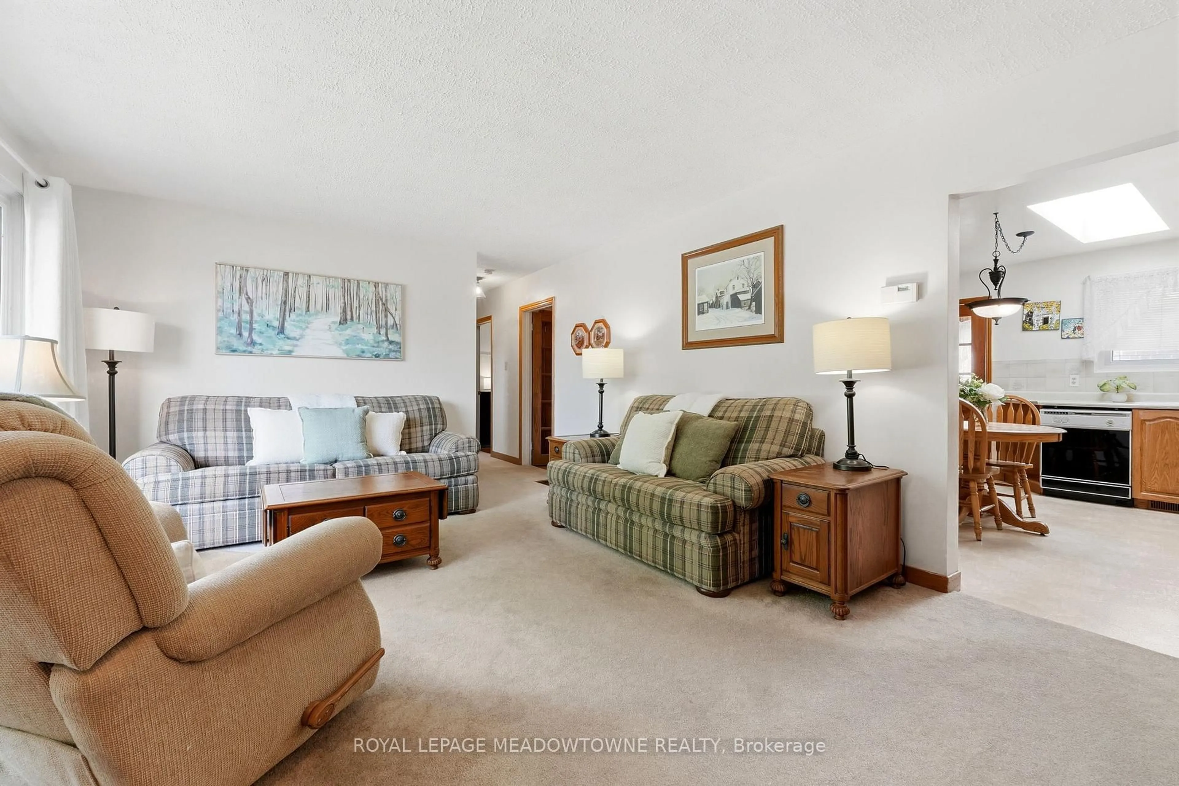 Living room with furniture, carpet floor for 177 Delrex Blvd, Halton Hills Ontario L7G 4E4