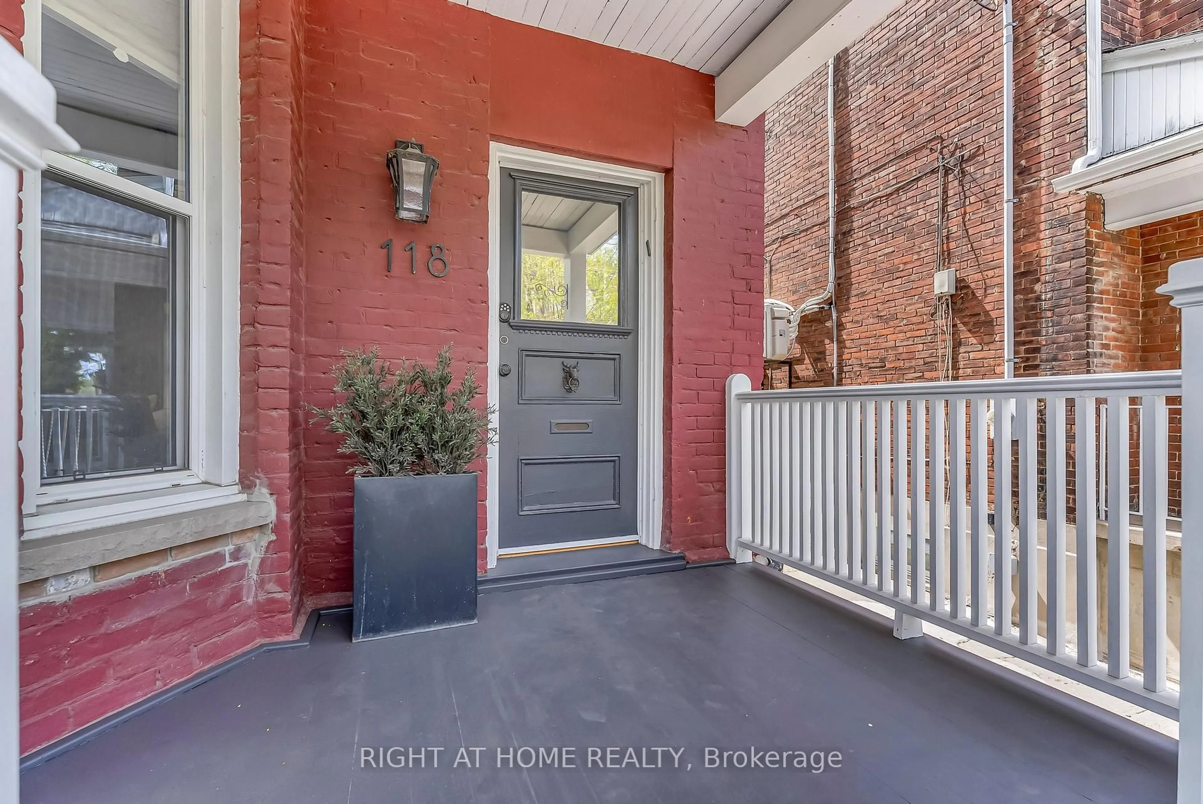 Indoor entryway for 118 Lansdowne Ave, Toronto Ontario M6K 2V9