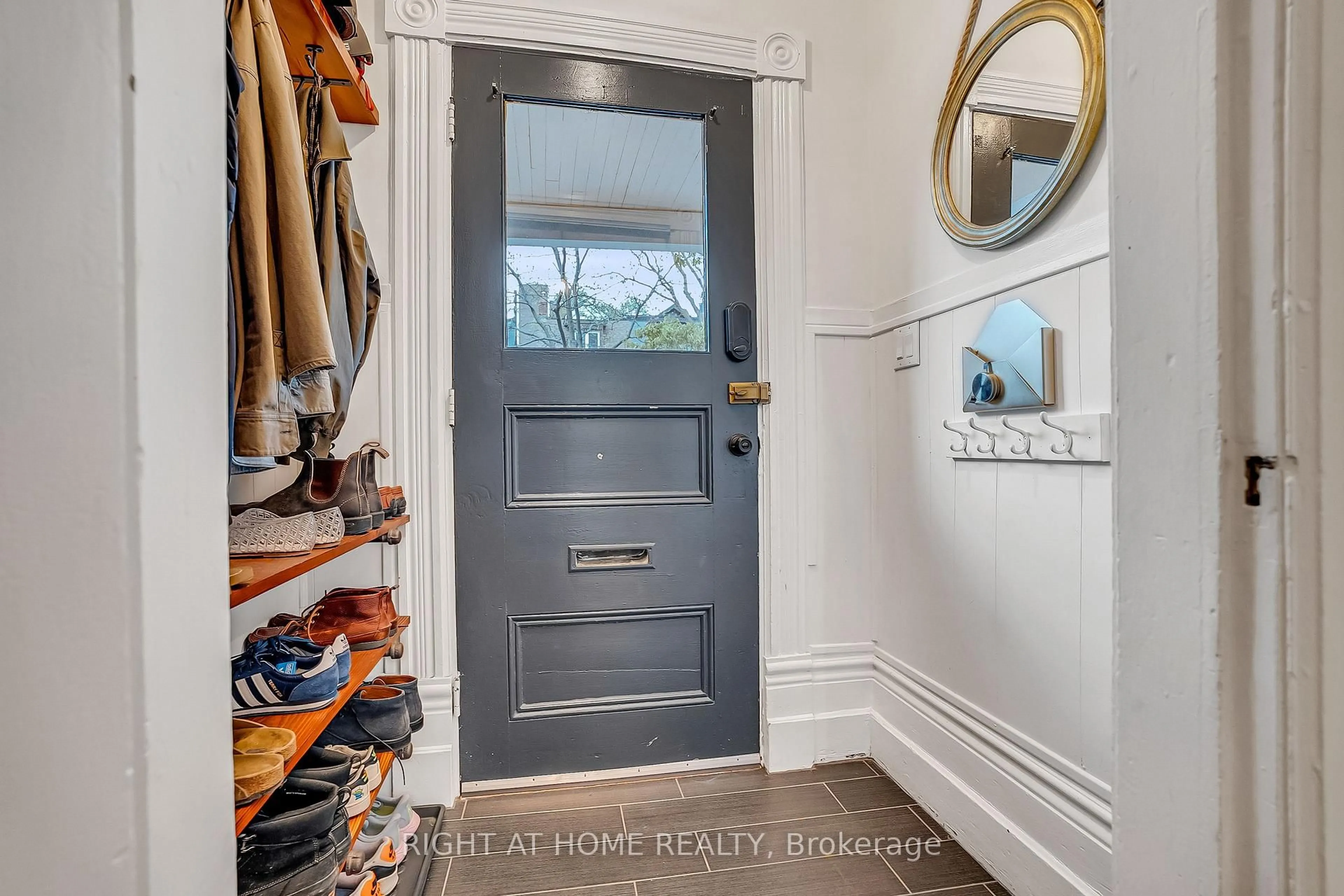 Indoor entryway for 118 Lansdowne Ave, Toronto Ontario M6K 2V9