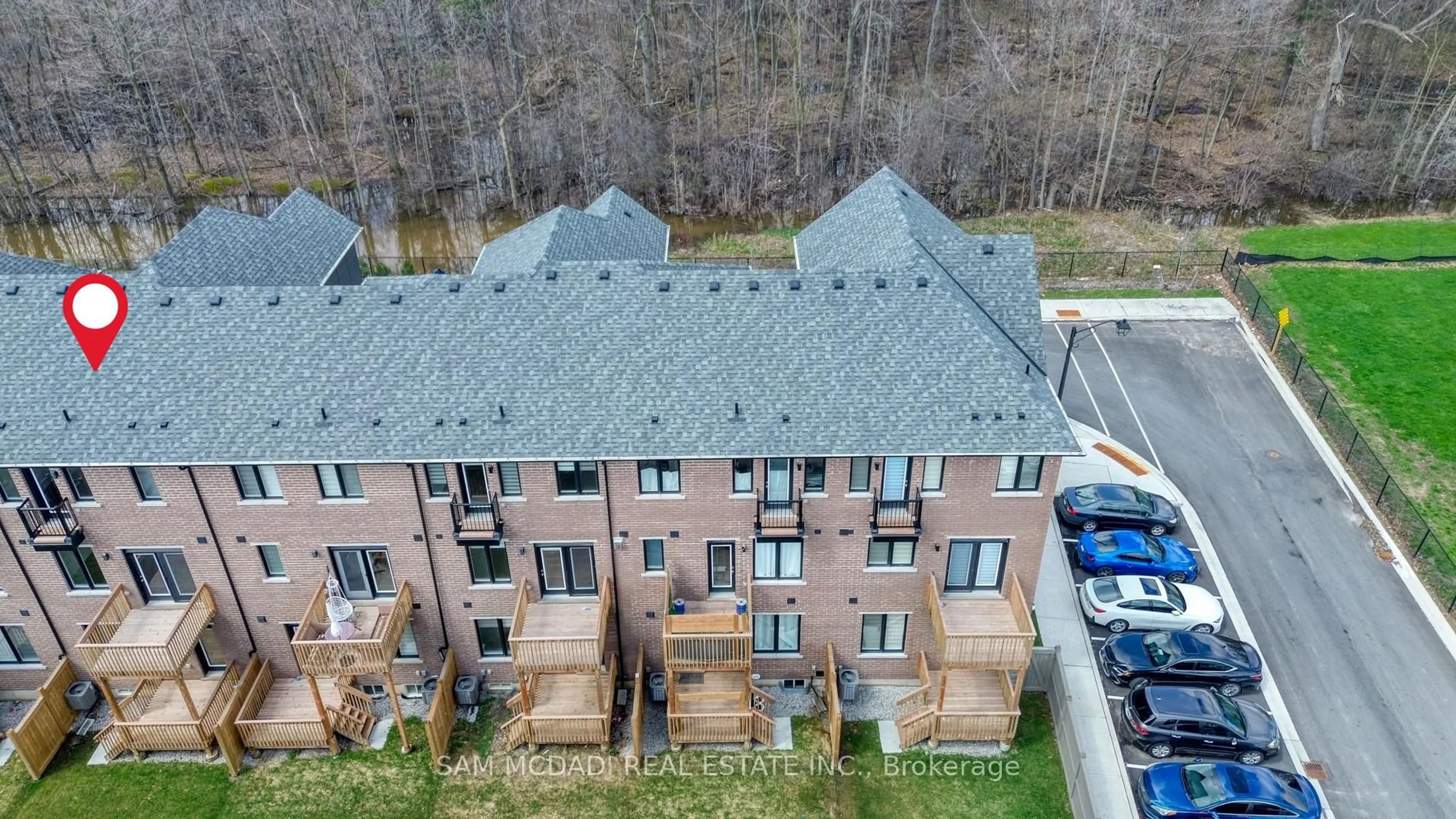 A pic from outside/outdoor area/front of a property/back of a property/a pic from drone, unknown for 4068 Kadic Terr, Mississauga Ontario L5M 2S8