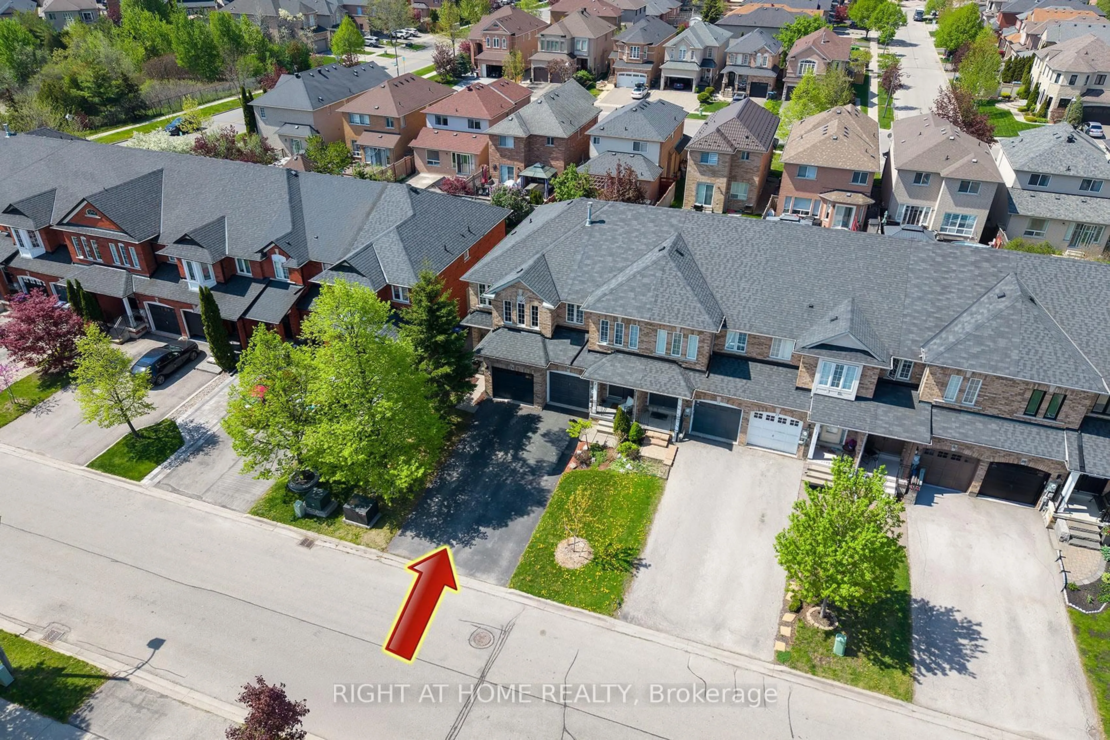 A pic from outside/outdoor area/front of a property/back of a property/a pic from drone, street for 18 Frank Johnston Rd, Caledon Ontario L7E 2L4