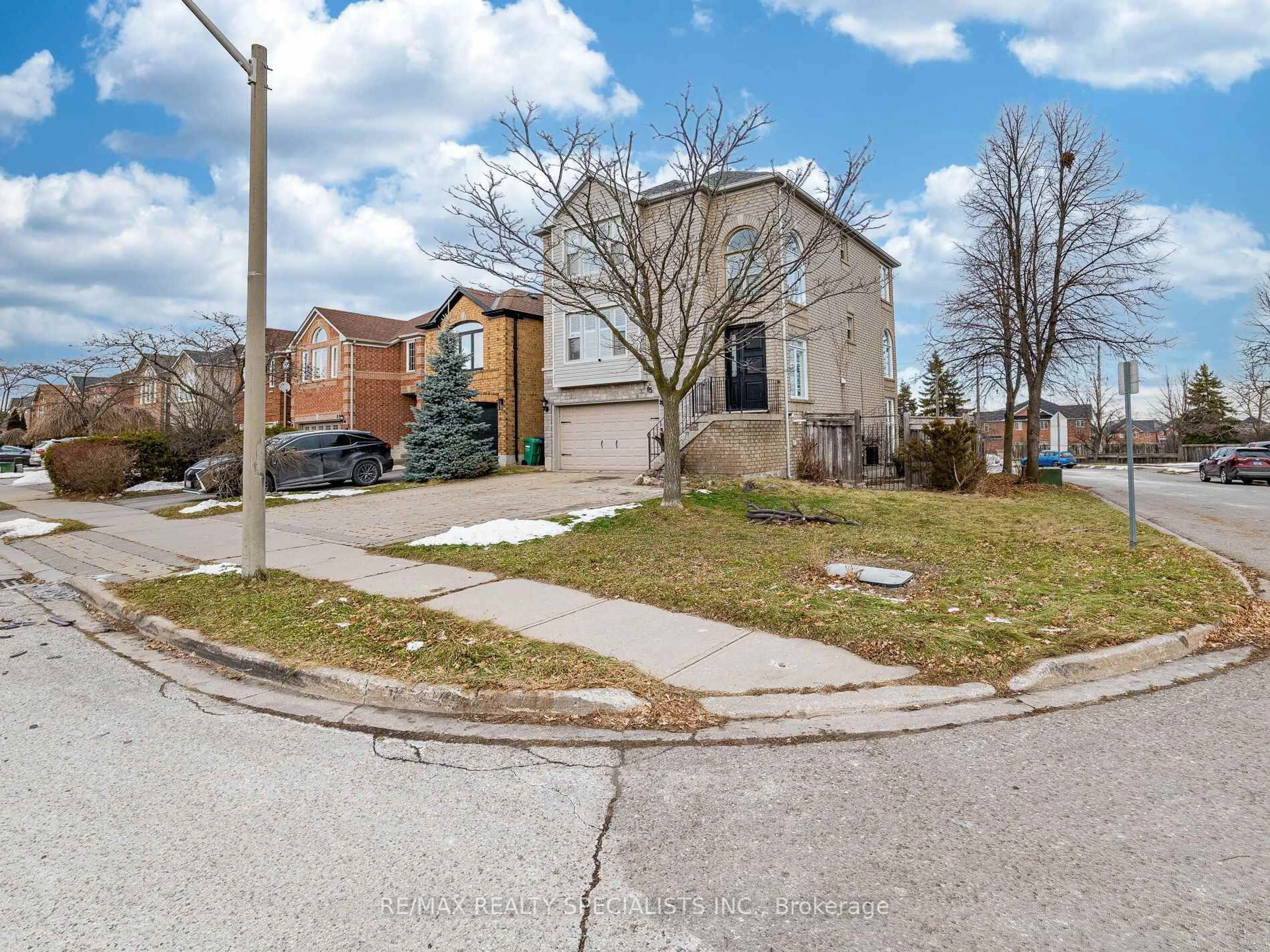 A pic from outside/outdoor area/front of a property/back of a property/a pic from drone, street for 85 Forestgrove Circ, Brampton Ontario L6Z 4T5