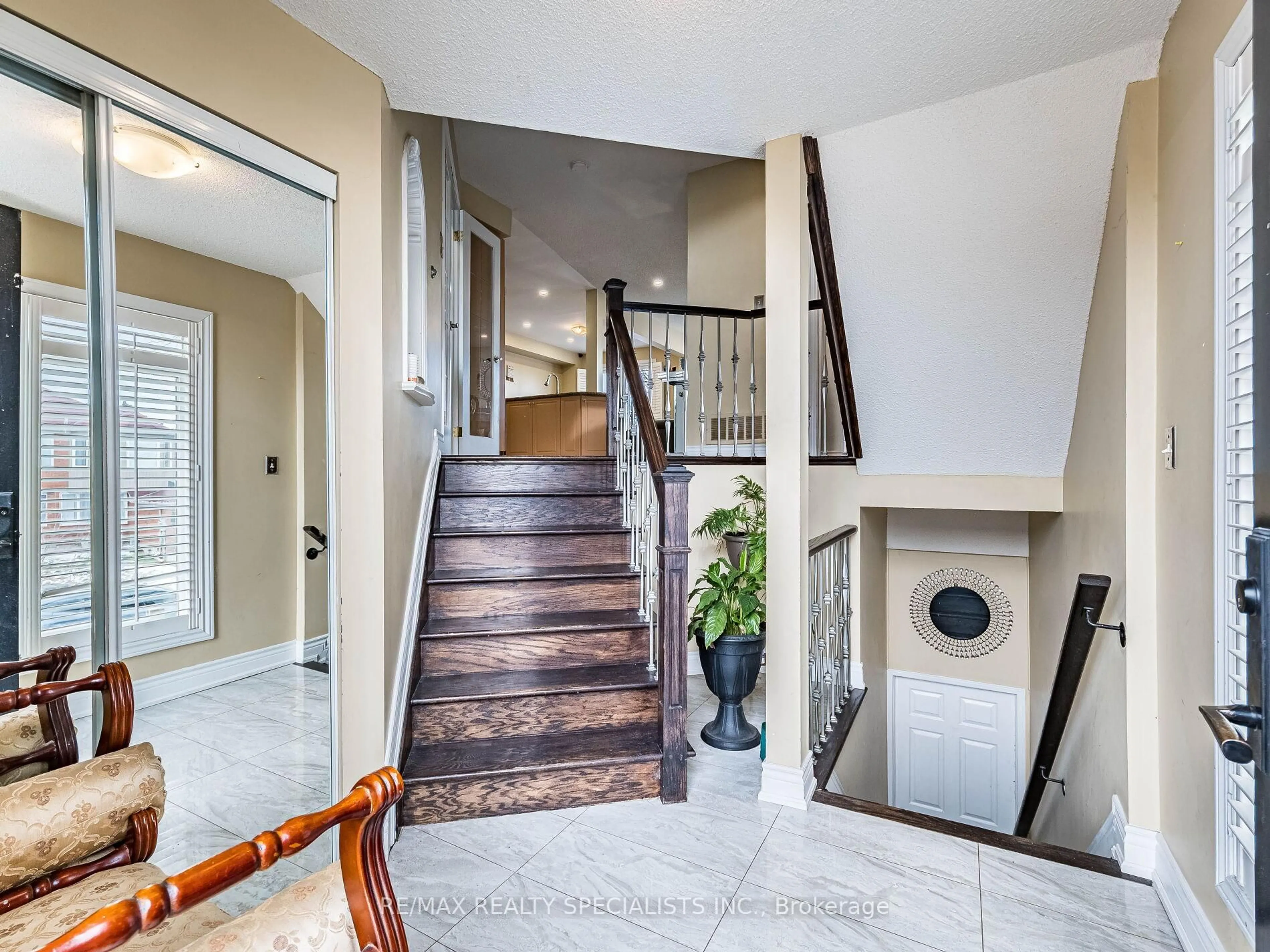Indoor foyer for 85 Forestgrove Circ, Brampton Ontario L6Z 4T5