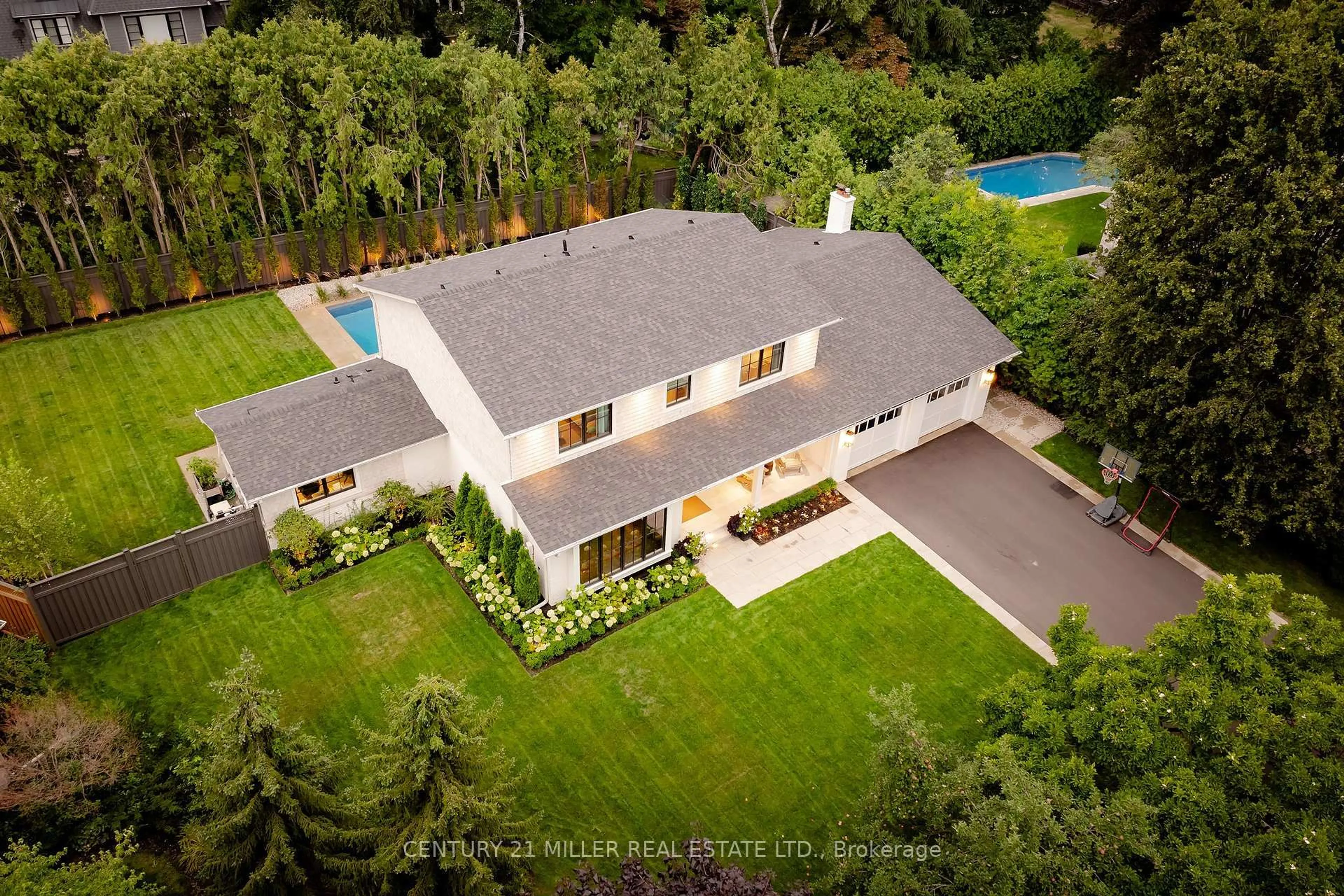 A pic from outside/outdoor area/front of a property/back of a property/a pic from drone, unknown for 468 Copeland Crt, Oakville Ontario L6J 4B9