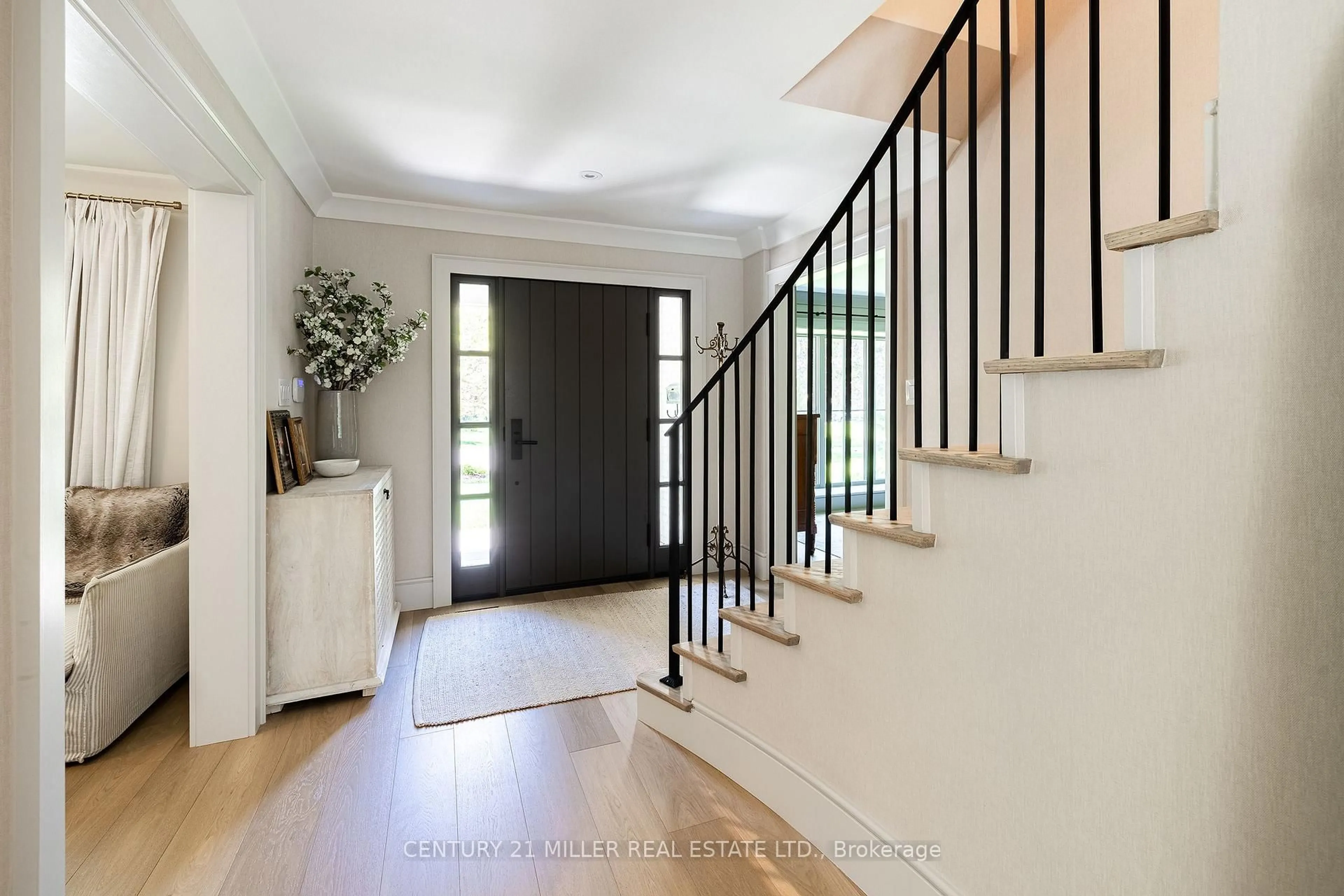 Indoor entryway for 468 Copeland Crt, Oakville Ontario L6J 4B9