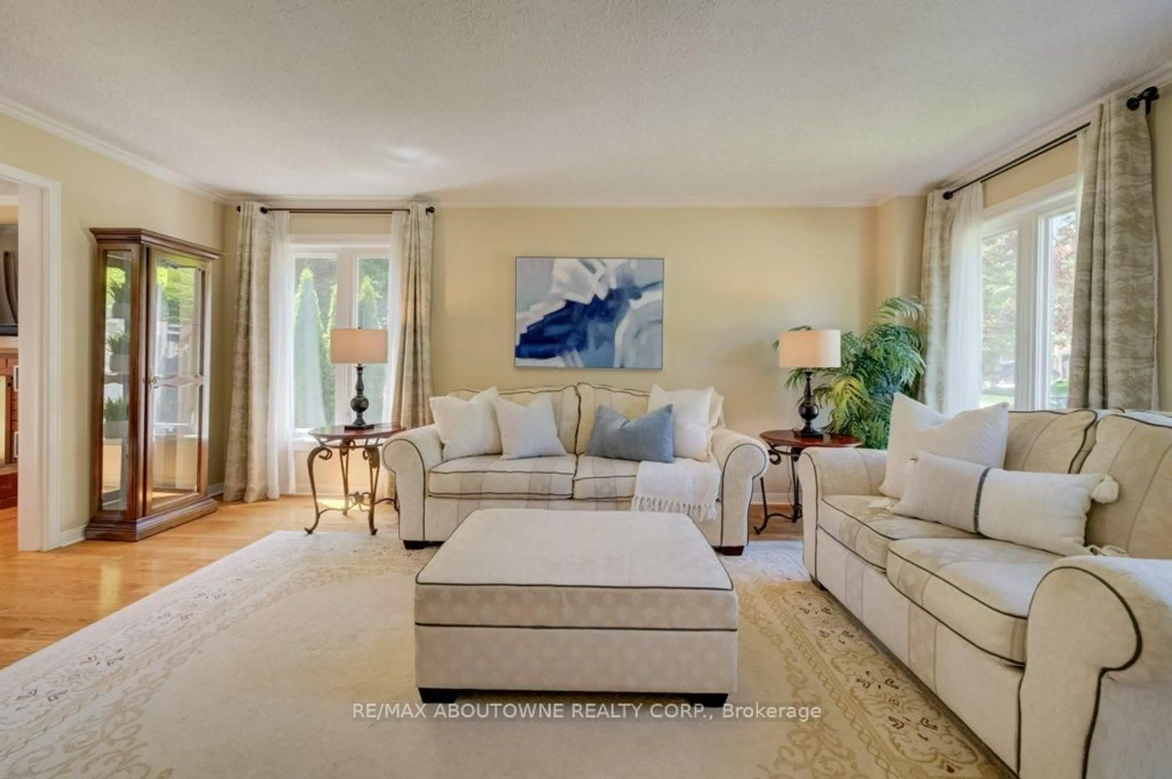 Living room with furniture, unknown for 1300 Old Bridle Path, Oakville Ontario L6M 1A4