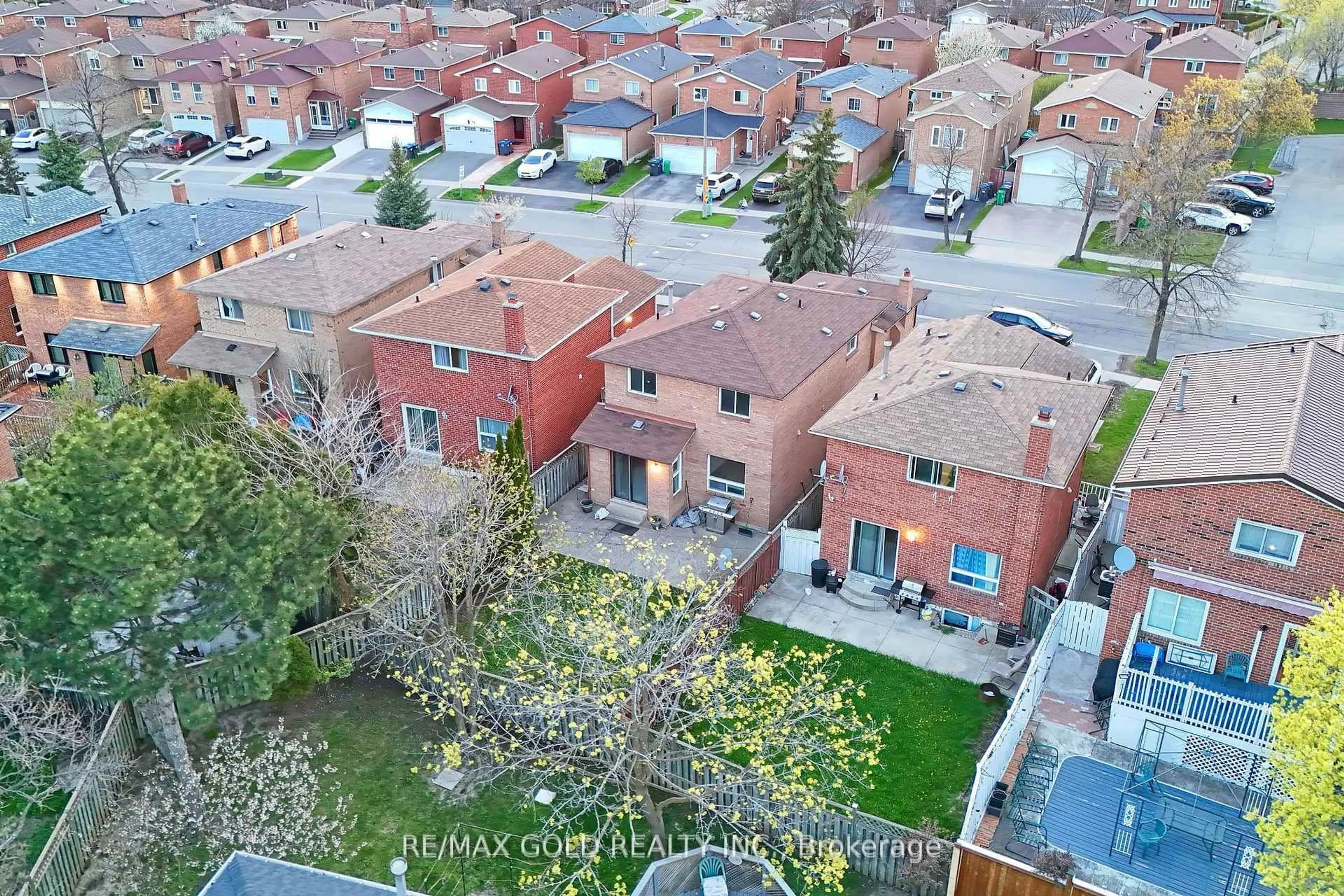 A pic from outside/outdoor area/front of a property/back of a property/a pic from drone, street for 211 Wexford Rd, Brampton Ontario L6Z 2R2
