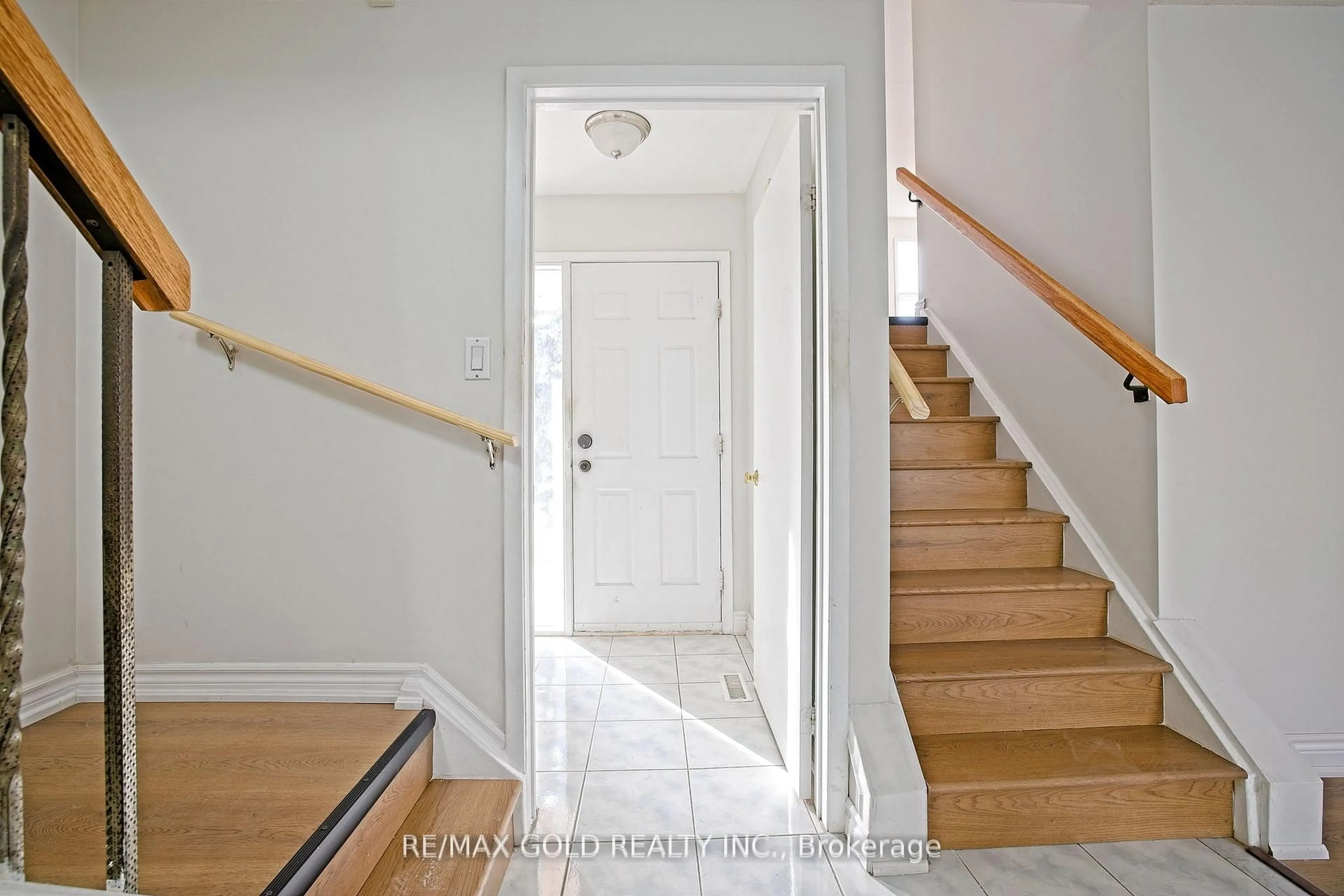 Indoor foyer for 211 Wexford Rd, Brampton Ontario L6Z 2R2