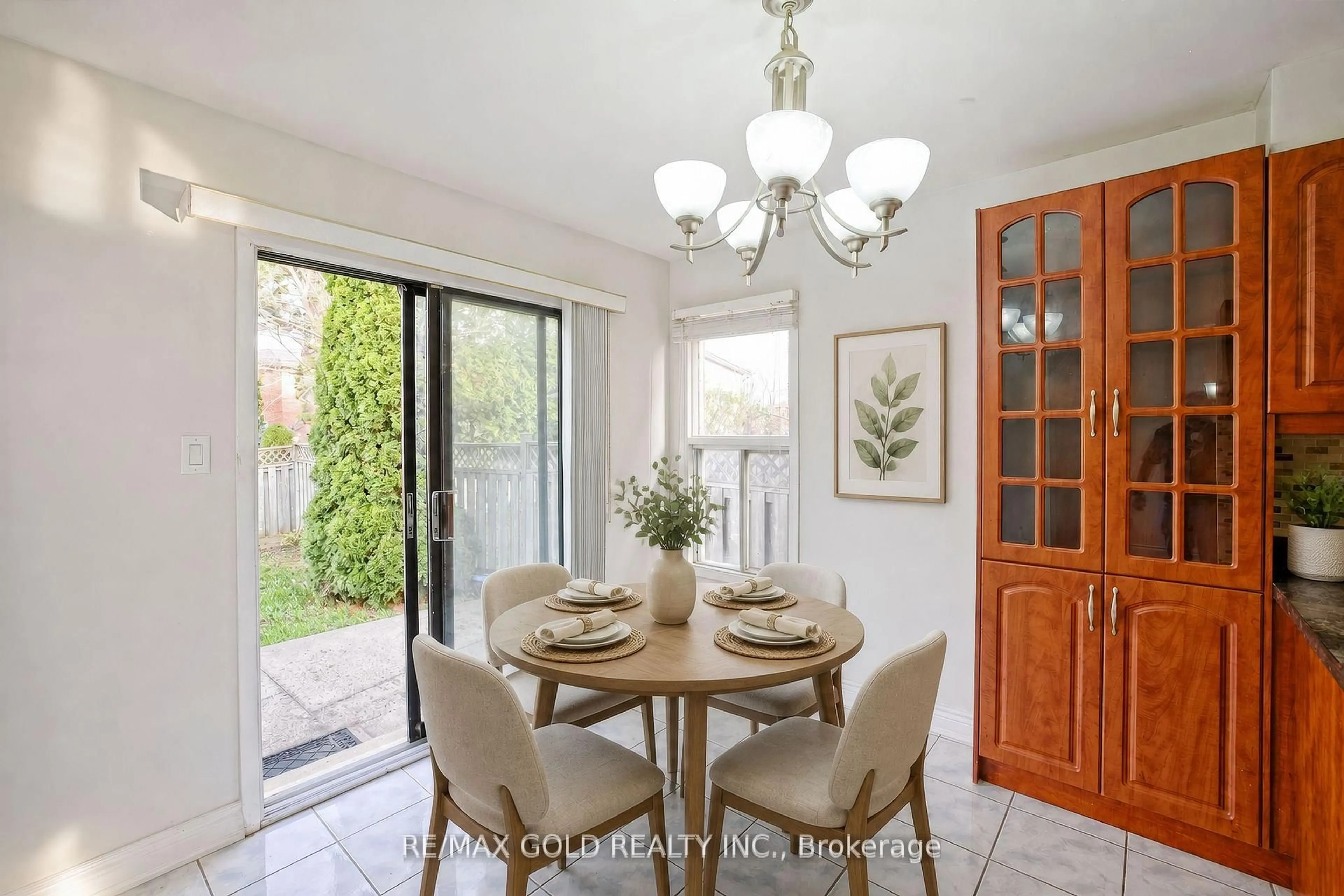 Dining room, ceramic/tile floor for 211 Wexford Rd, Brampton Ontario L6Z 2R2