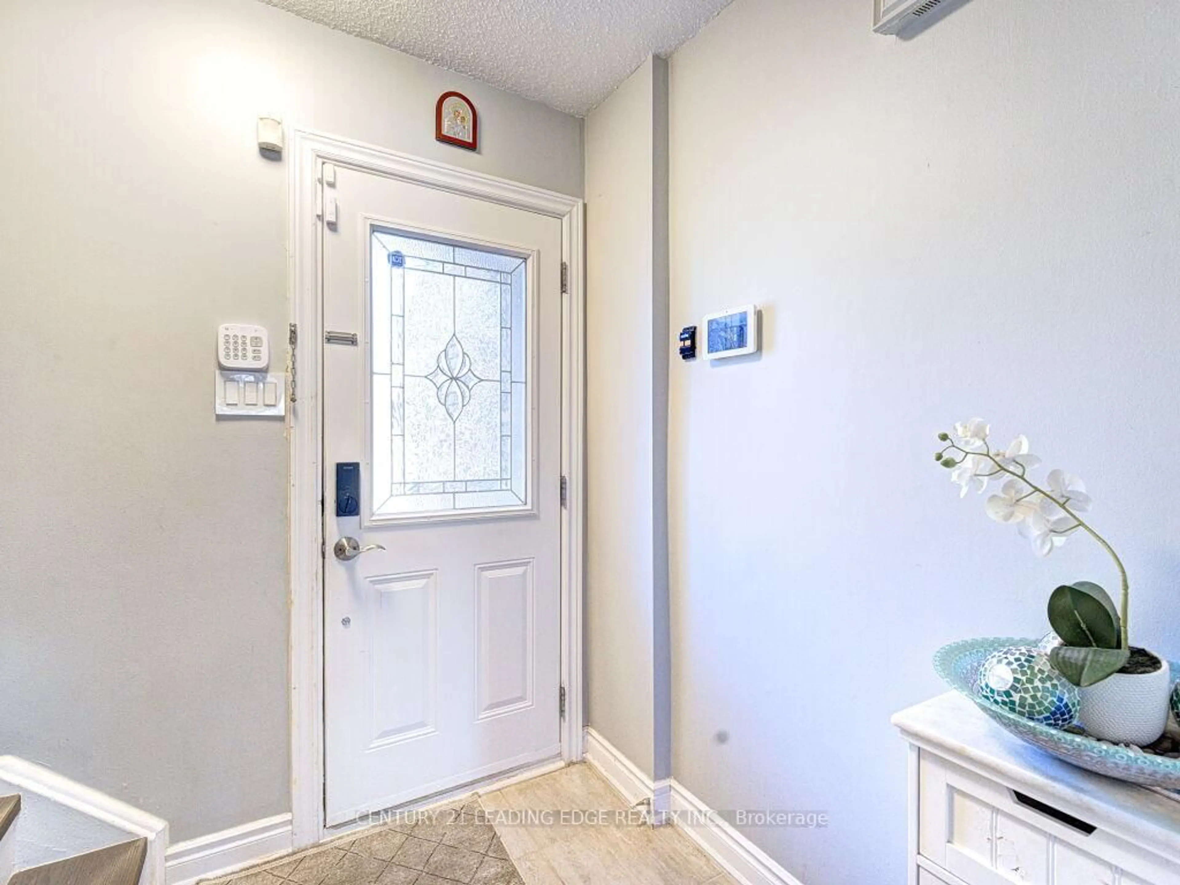 Indoor entryway for 1552 Lancaster Dr #56, Oakville Ontario L6H 2Z4