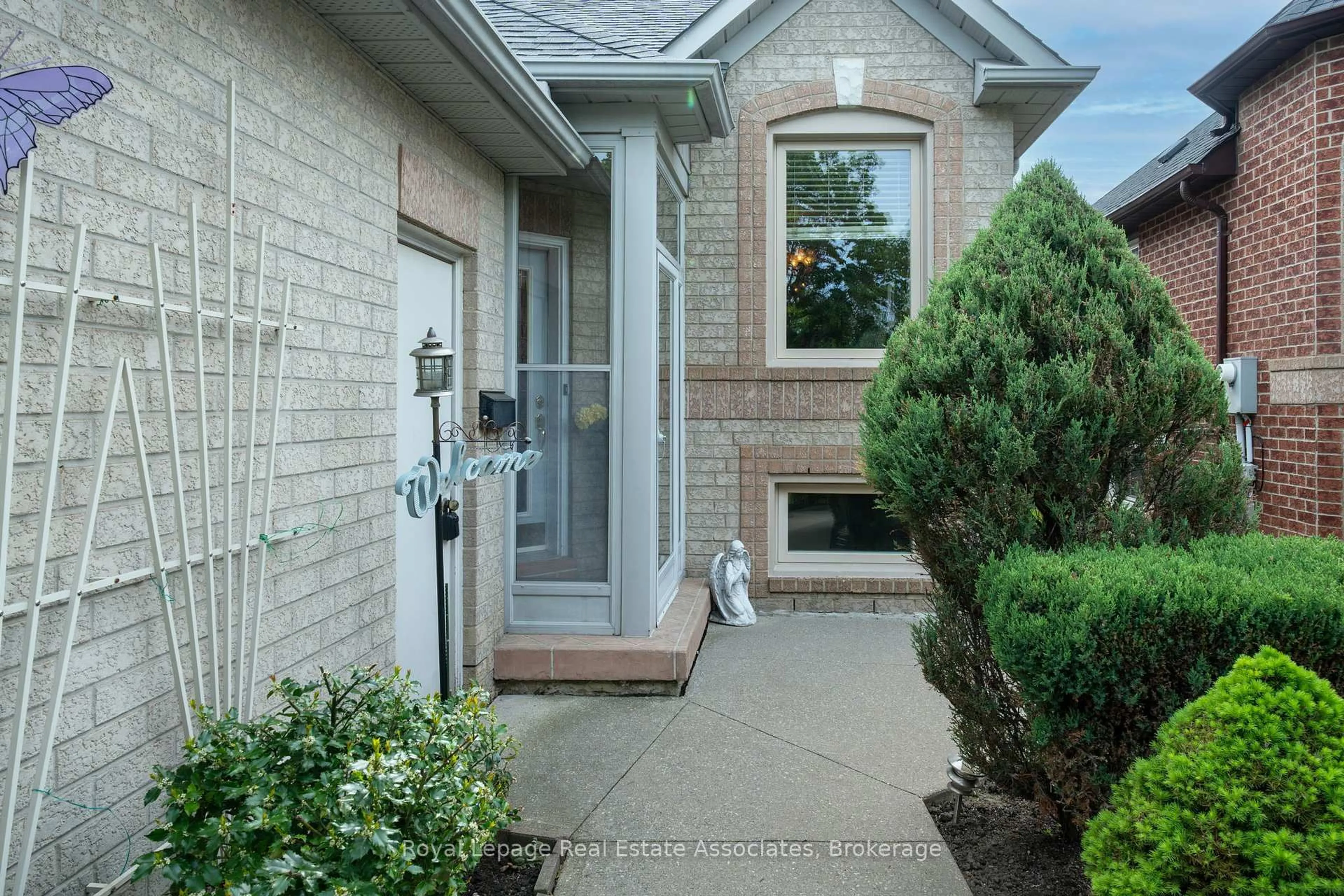 Home with brick exterior material, street for 52 Royal Orchard Dr, Brampton Ontario L6X 4M4