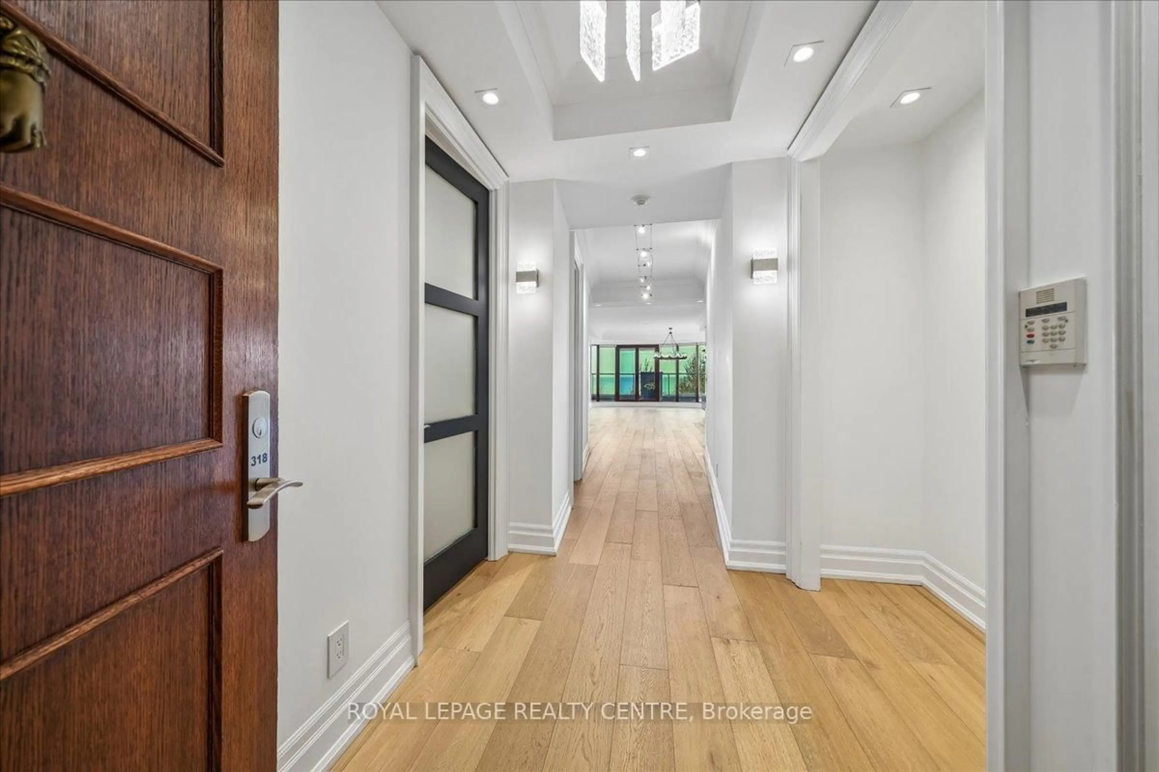 Indoor foyer for 2095 Lake Shore Blvd #318, Toronto Ontario M8V 4G4