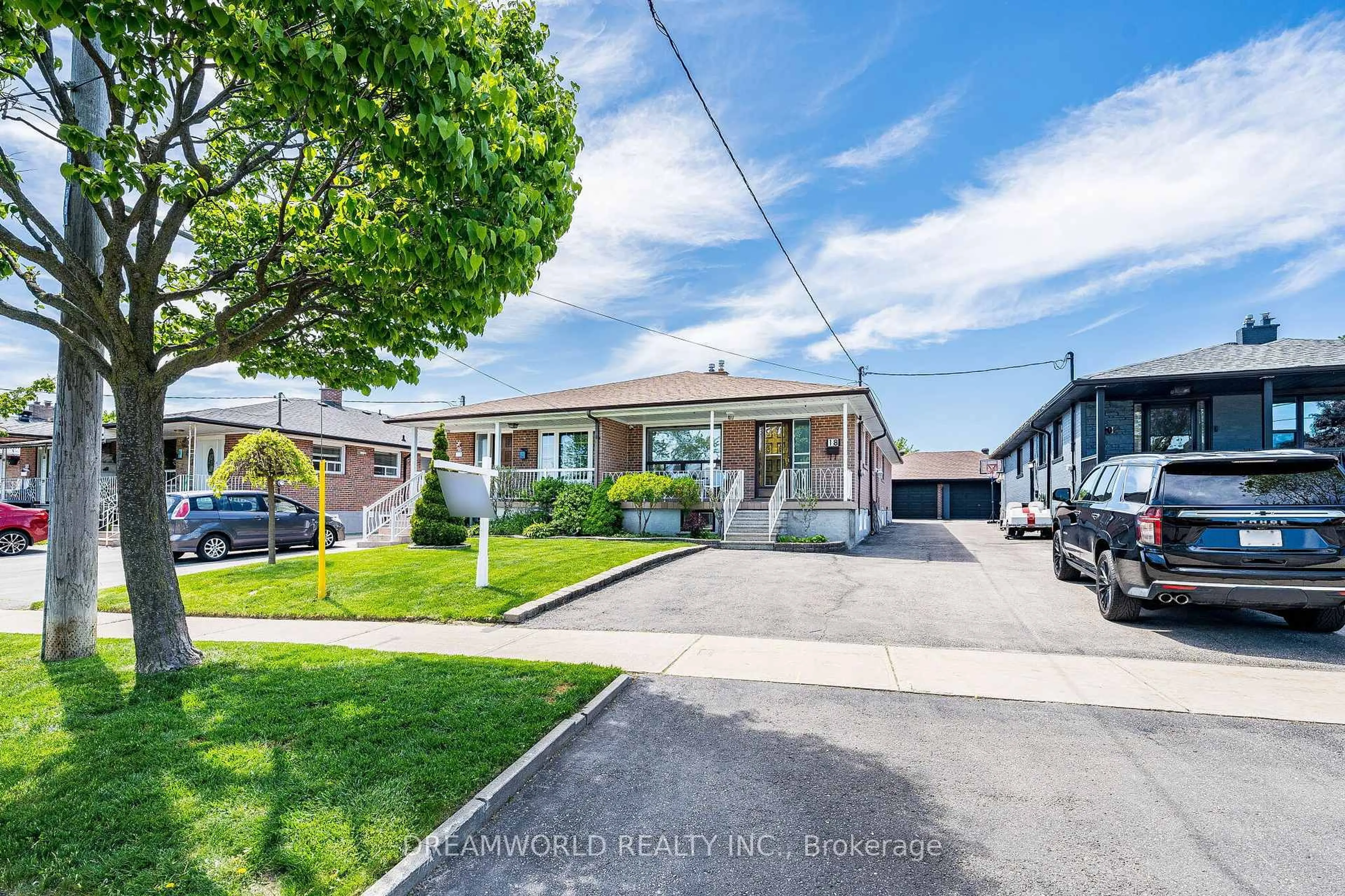 A pic from outside/outdoor area/front of a property/back of a property/a pic from drone, street for 18 Hucknall Rd, Toronto Ontario M3J 1V8
