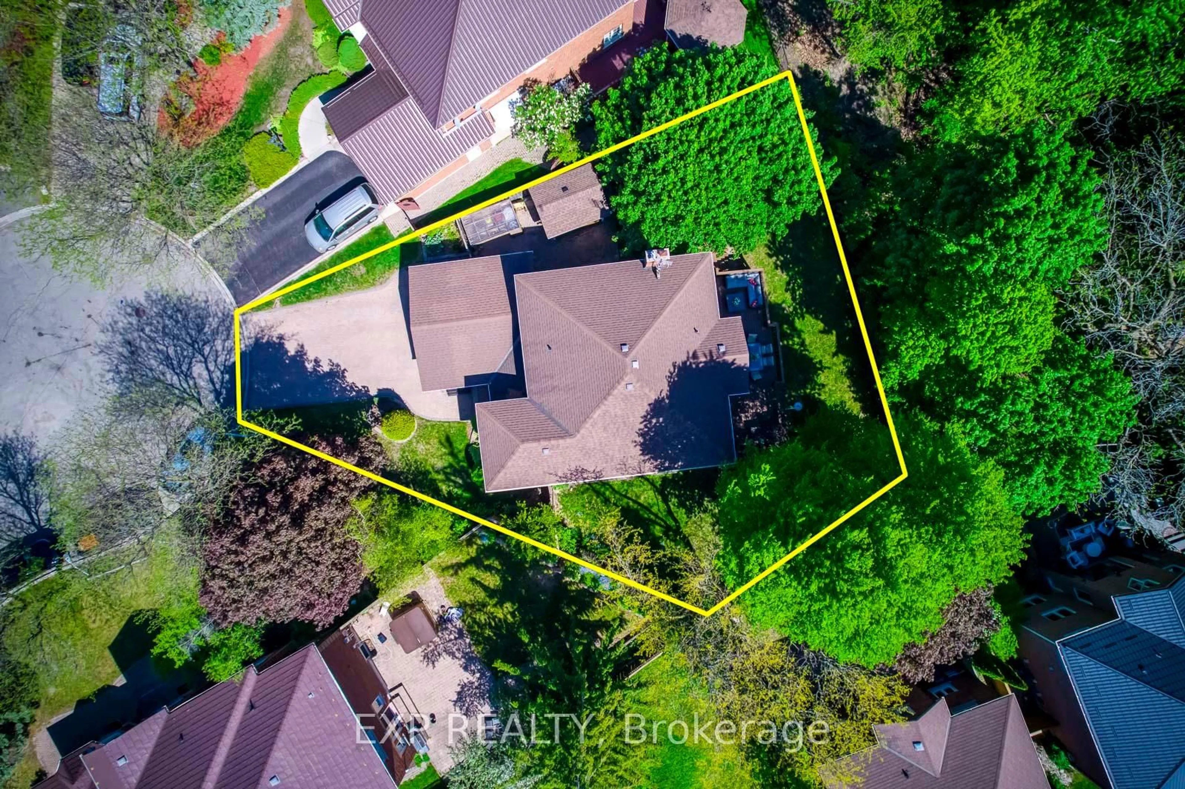 A pic from outside/outdoor area/front of a property/back of a property/a pic from drone, street for 20 London Lane, Brampton Ontario L6S 5V5