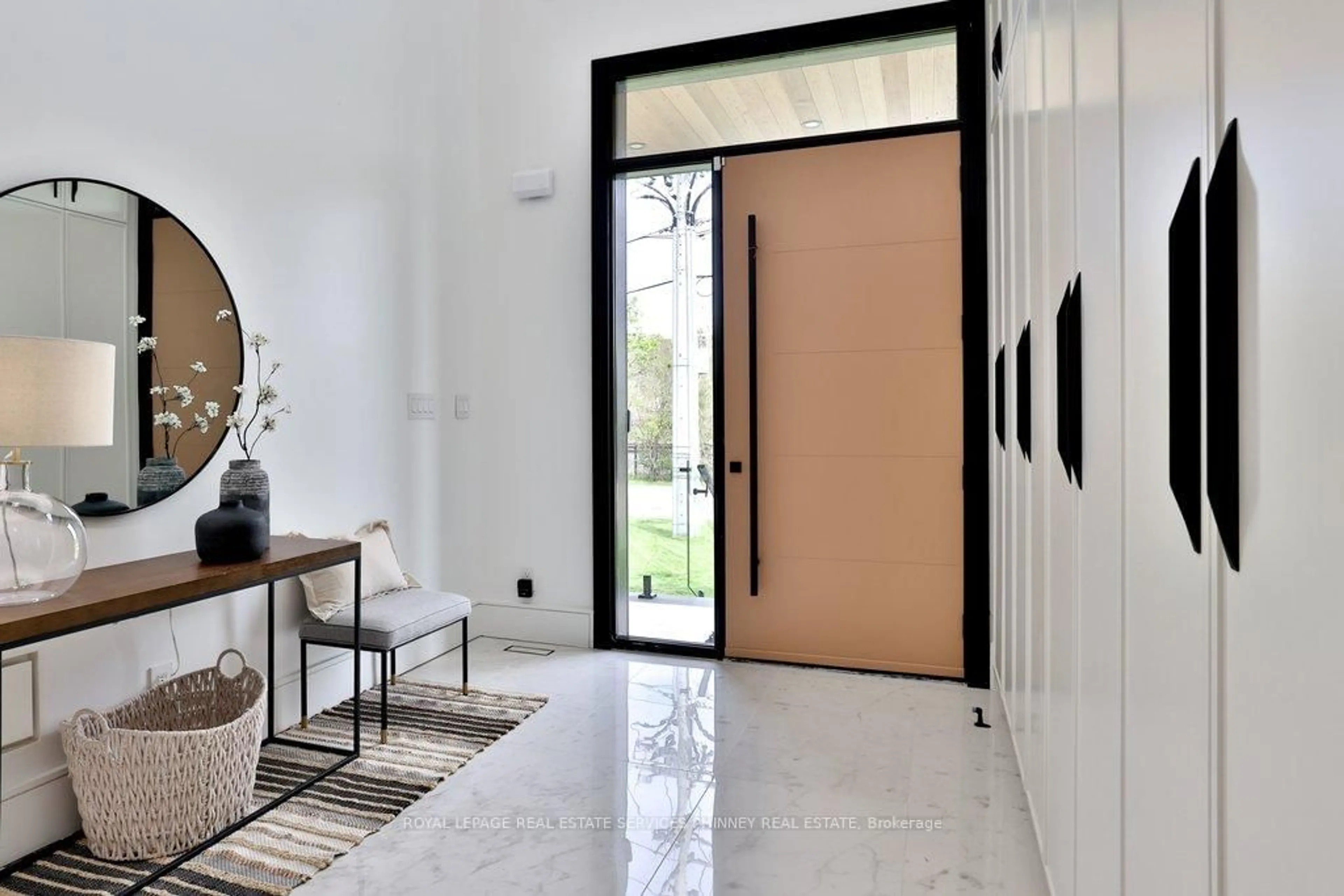 Indoor entryway for 1143 Kane Rd, Mississauga Ontario L5H 2M2