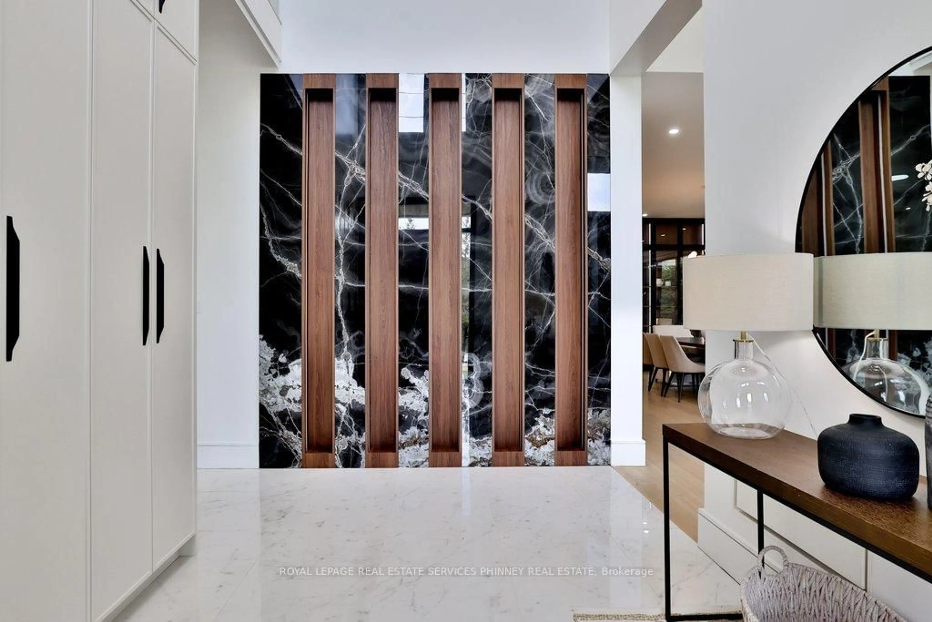 Indoor foyer for 1143 Kane Rd, Mississauga Ontario L5H 2M2