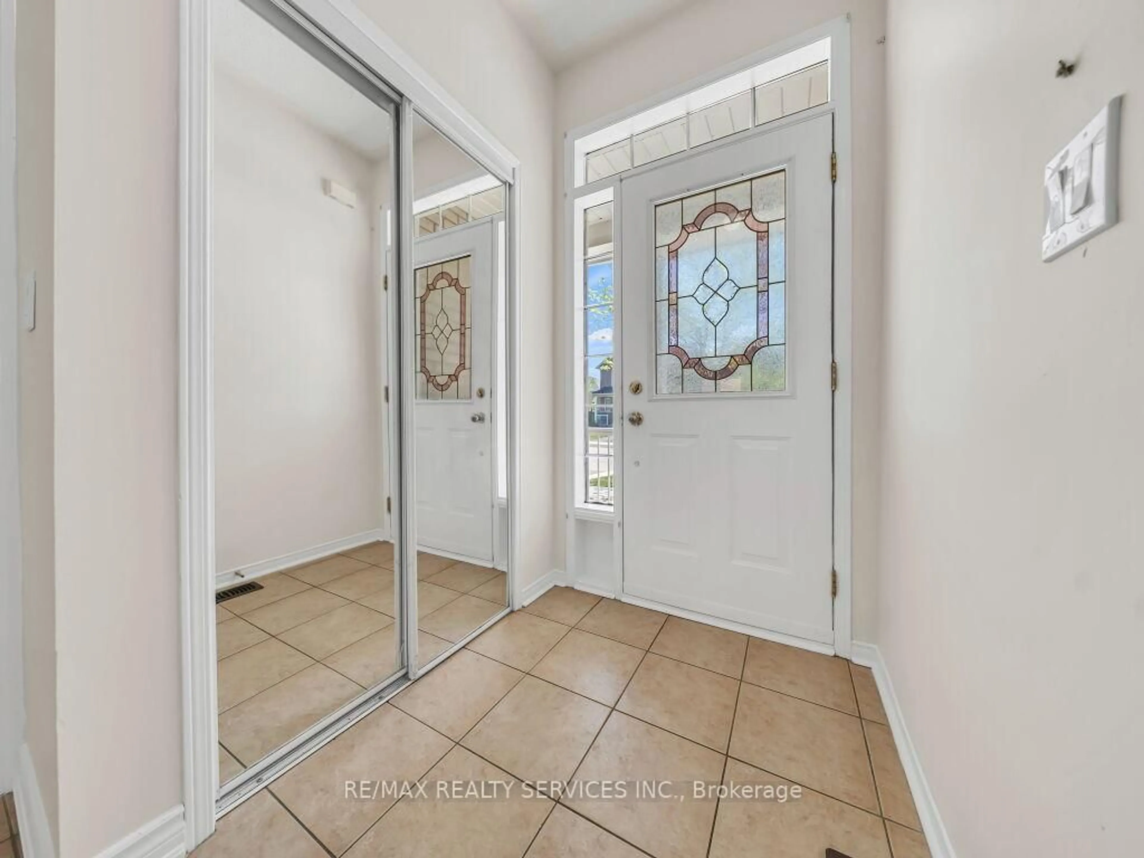 Indoor entryway for 15 Lockburn Cres, Brampton Ontario L7A 3W7