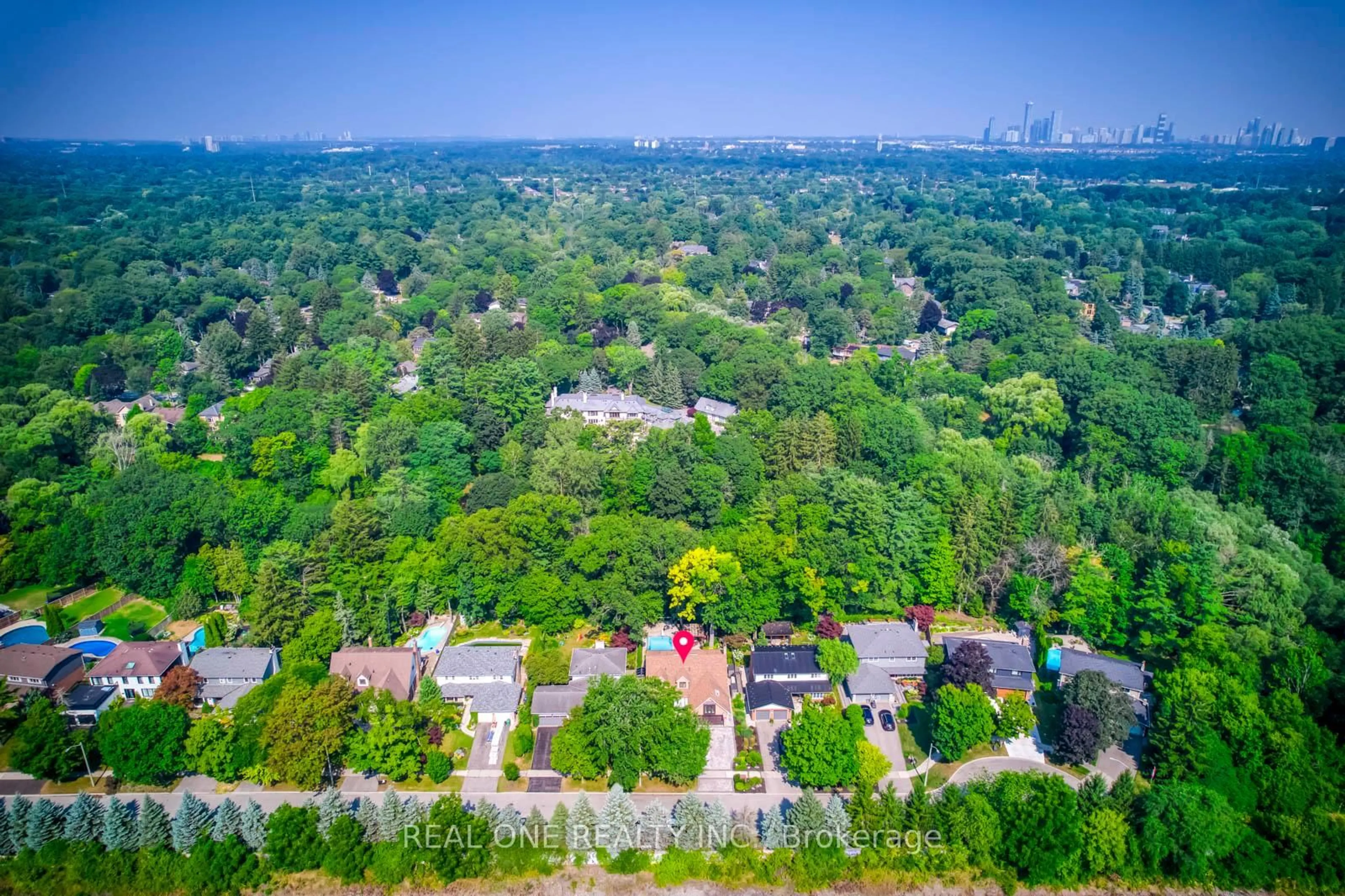 A pic from outside/outdoor area/front of a property/back of a property/a pic from drone, forest/trees view for 1005 Fair Birch Dr, Mississauga Ontario L5H 1M4