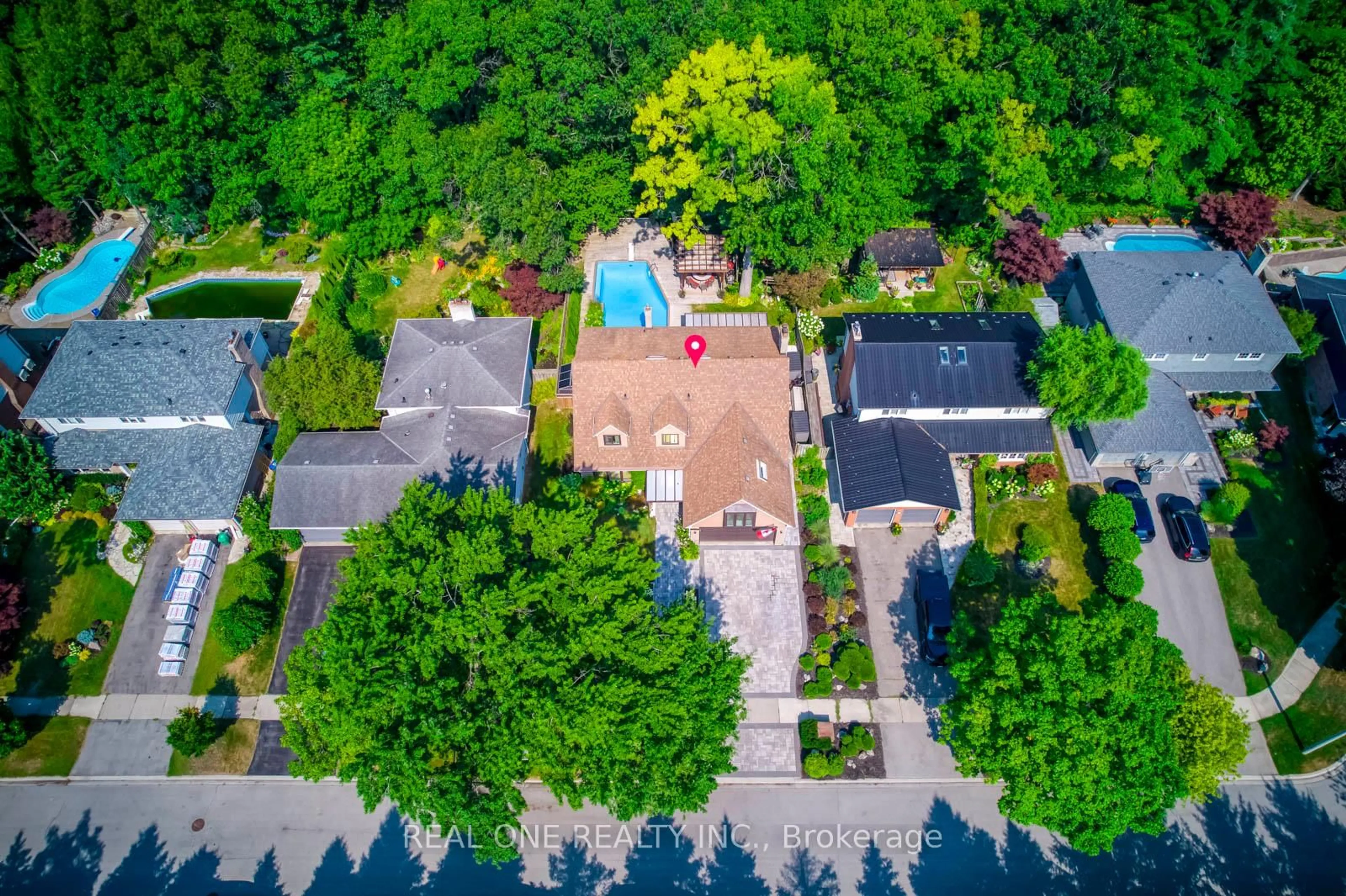 A pic from outside/outdoor area/front of a property/back of a property/a pic from drone, street for 1005 Fair Birch Dr, Mississauga Ontario L5H 1M4