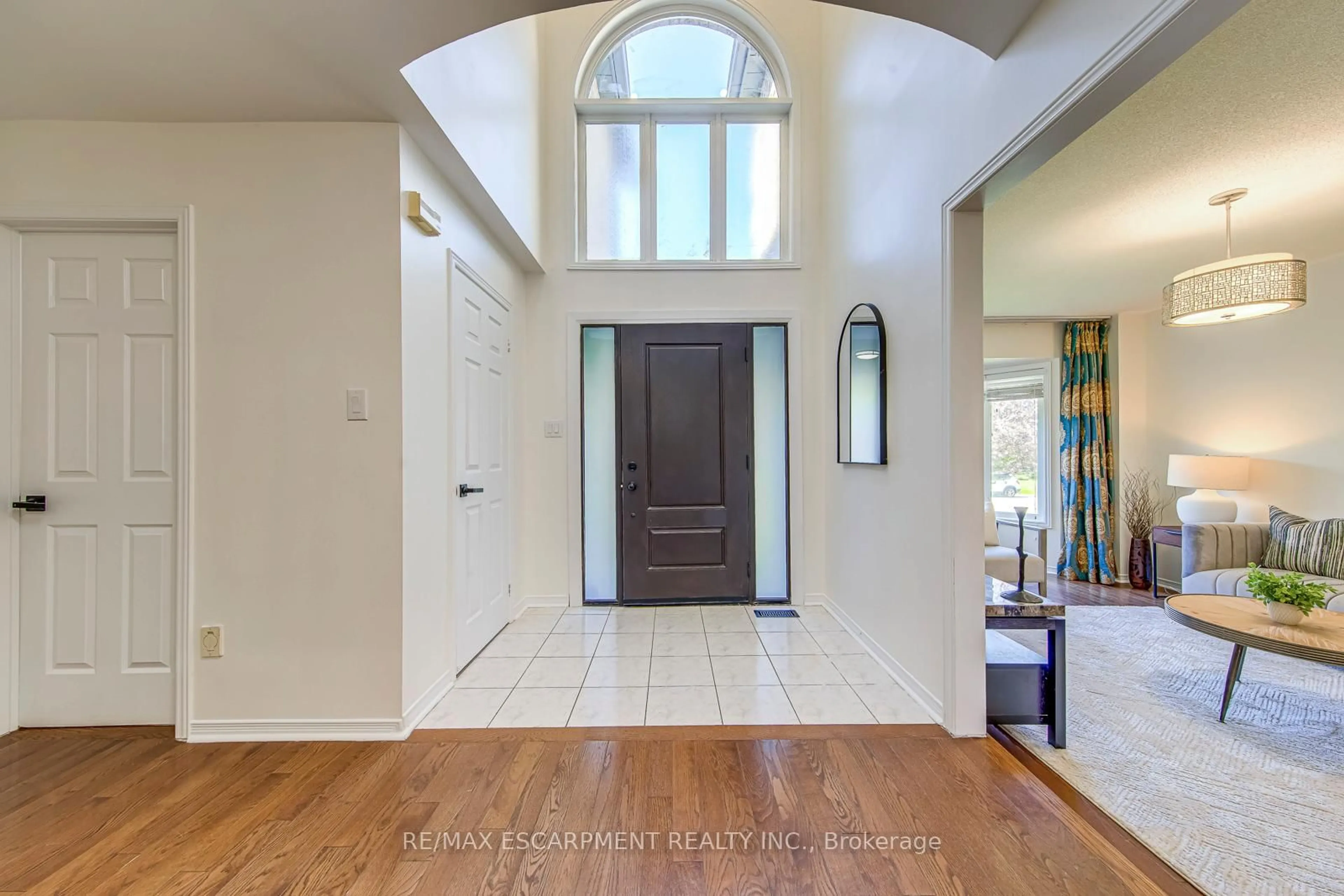 Indoor entryway for 5875 Fieldon Rd, Mississauga Ontario L5M 5K5