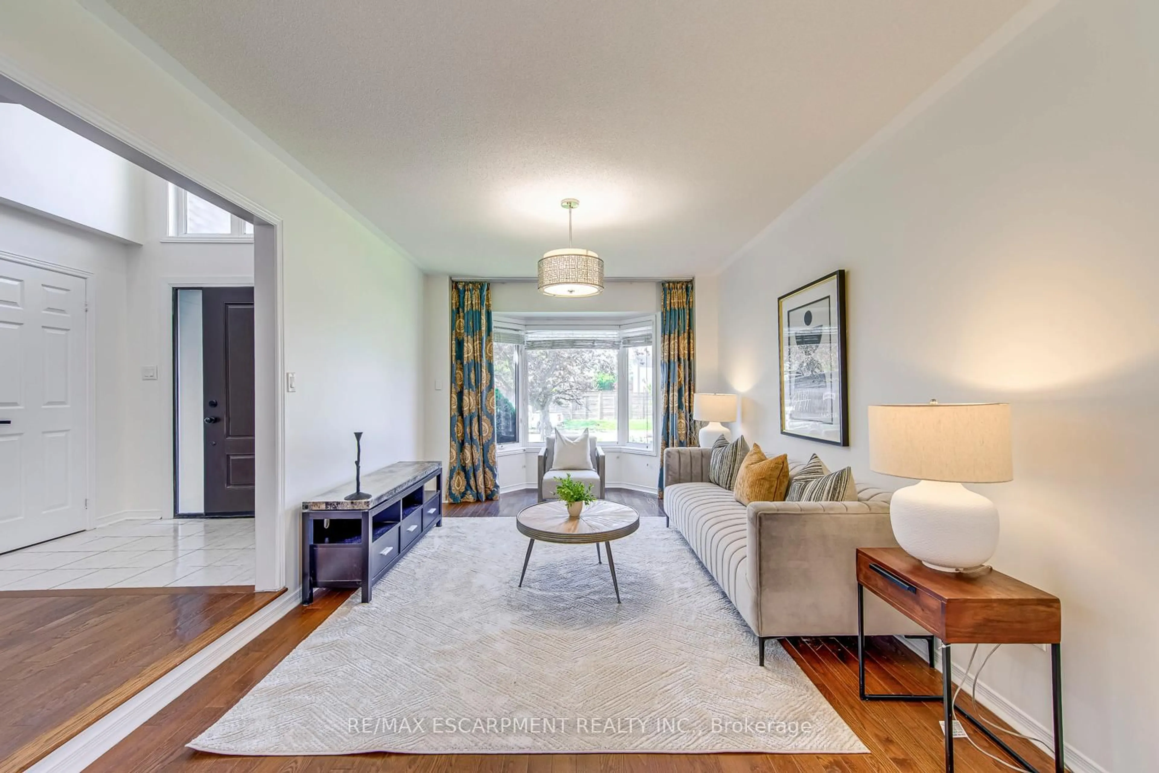 Living room with furniture, unknown for 5875 Fieldon Rd, Mississauga Ontario L5M 5K5