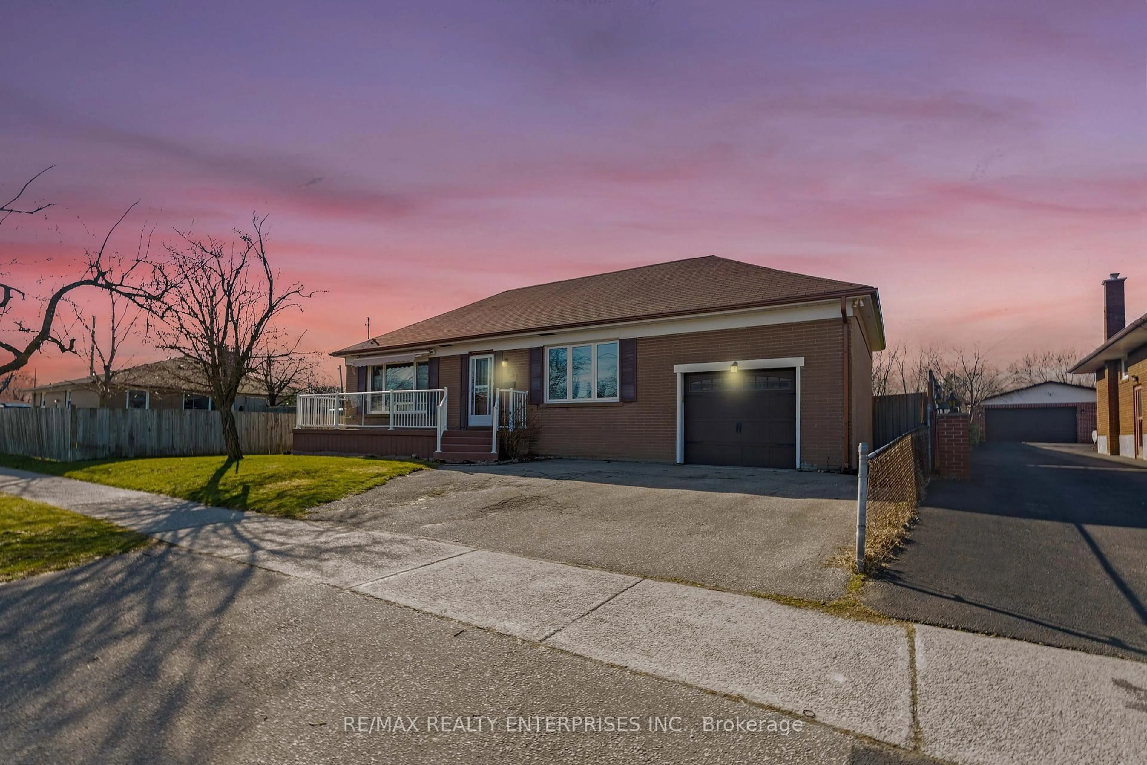 A pic from outside/outdoor area/front of a property/back of a property/a pic from drone, street for 951 Atwater Ave, Mississauga Ontario L5E 1M4