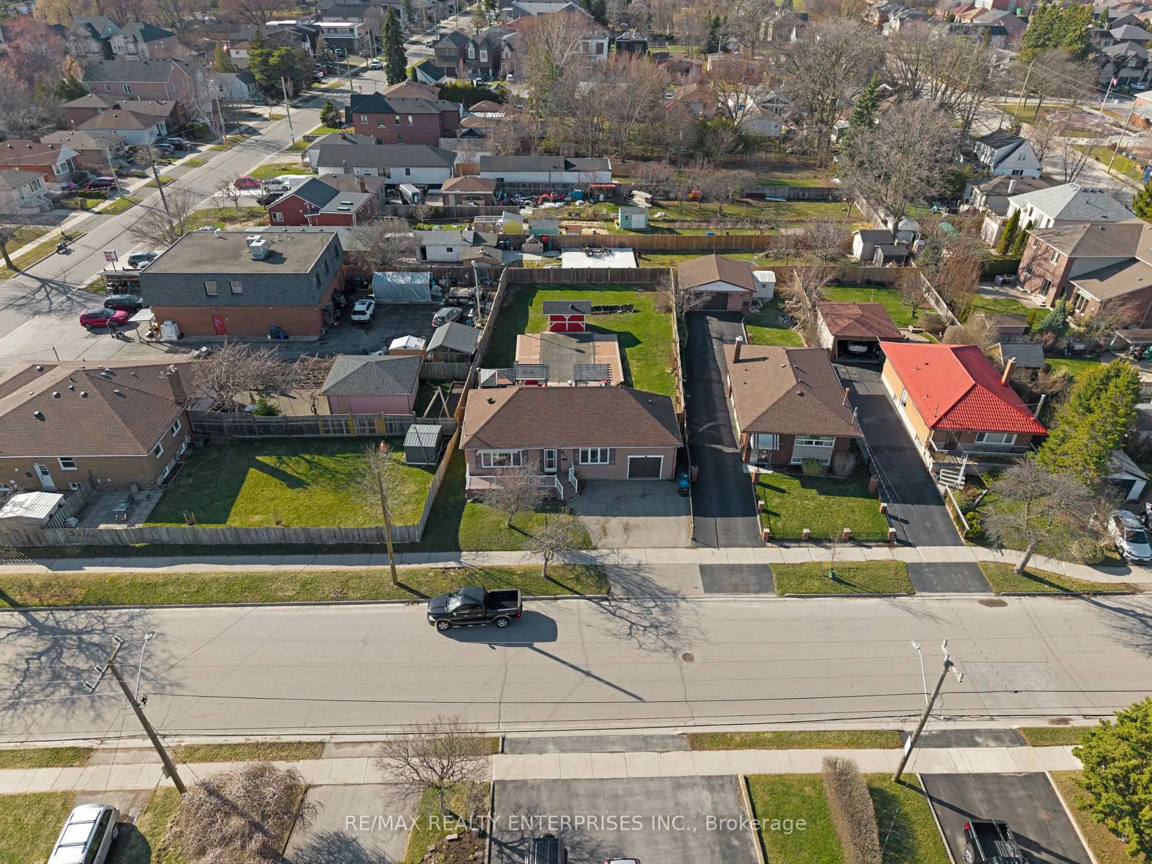 A pic from outside/outdoor area/front of a property/back of a property/a pic from drone, street for 951 Atwater Ave, Mississauga Ontario L5E 1M4