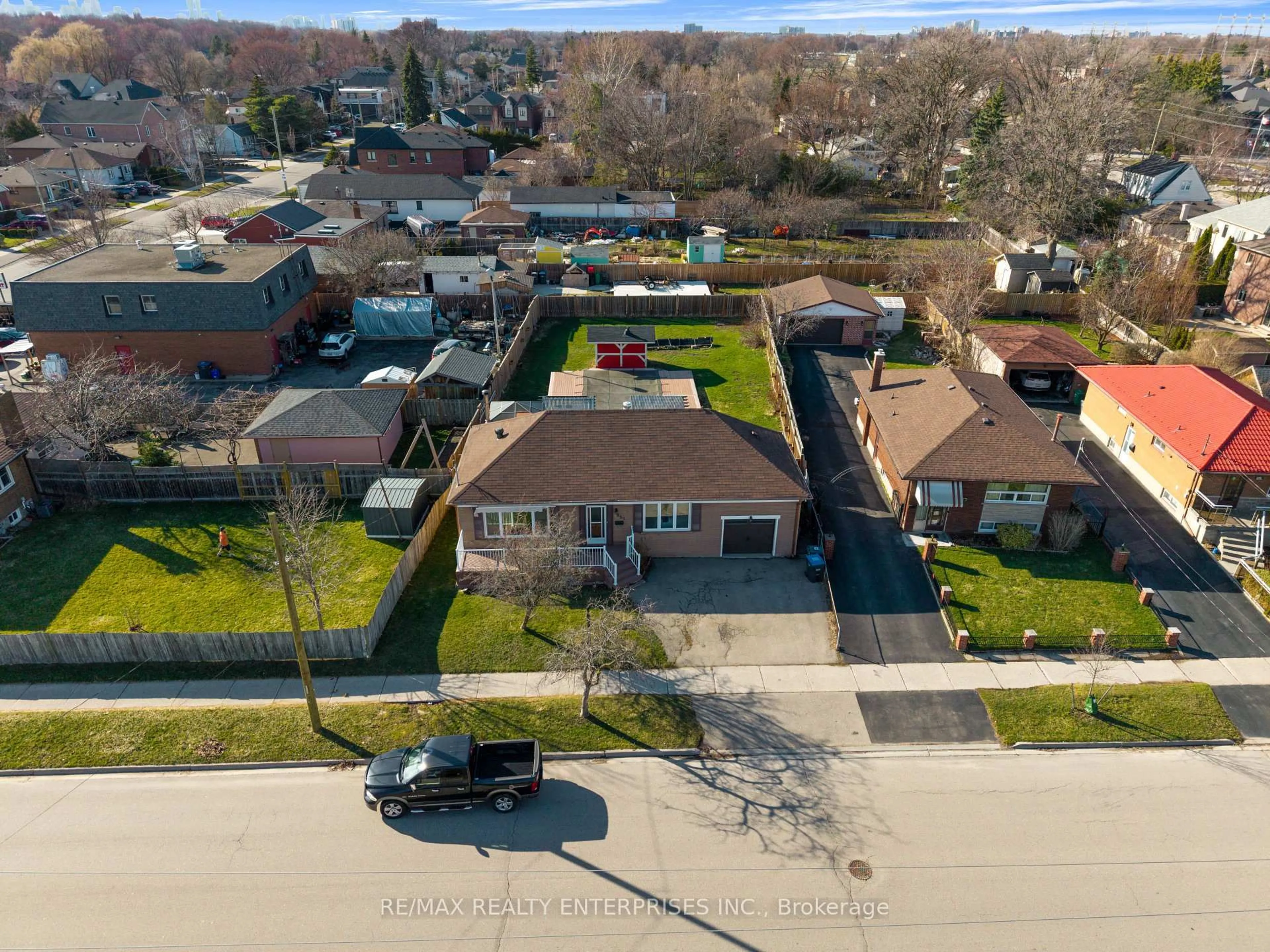 A pic from outside/outdoor area/front of a property/back of a property/a pic from drone, street for 951 Atwater Ave, Mississauga Ontario L5E 1M4